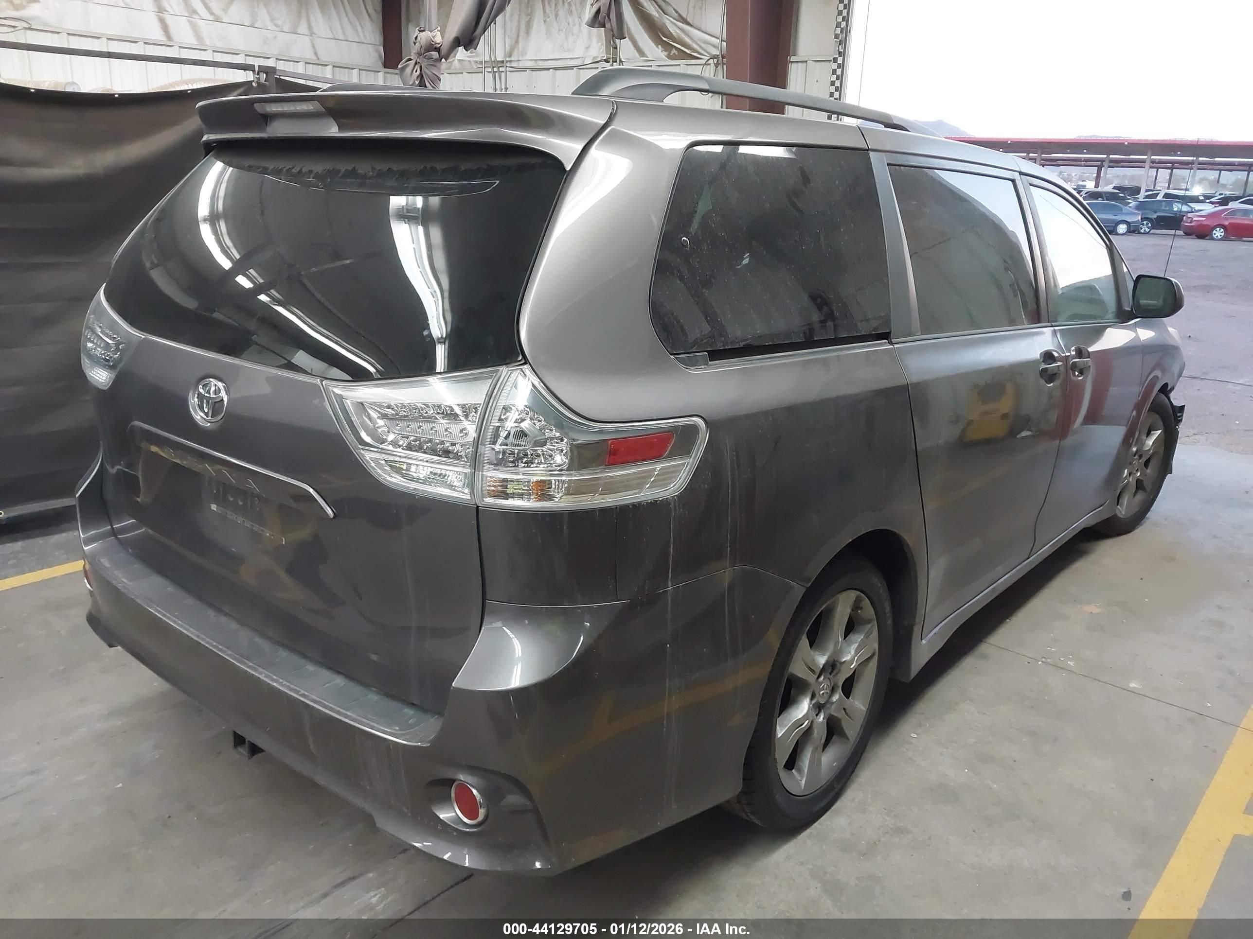 TOYOTA SIENNA image 4