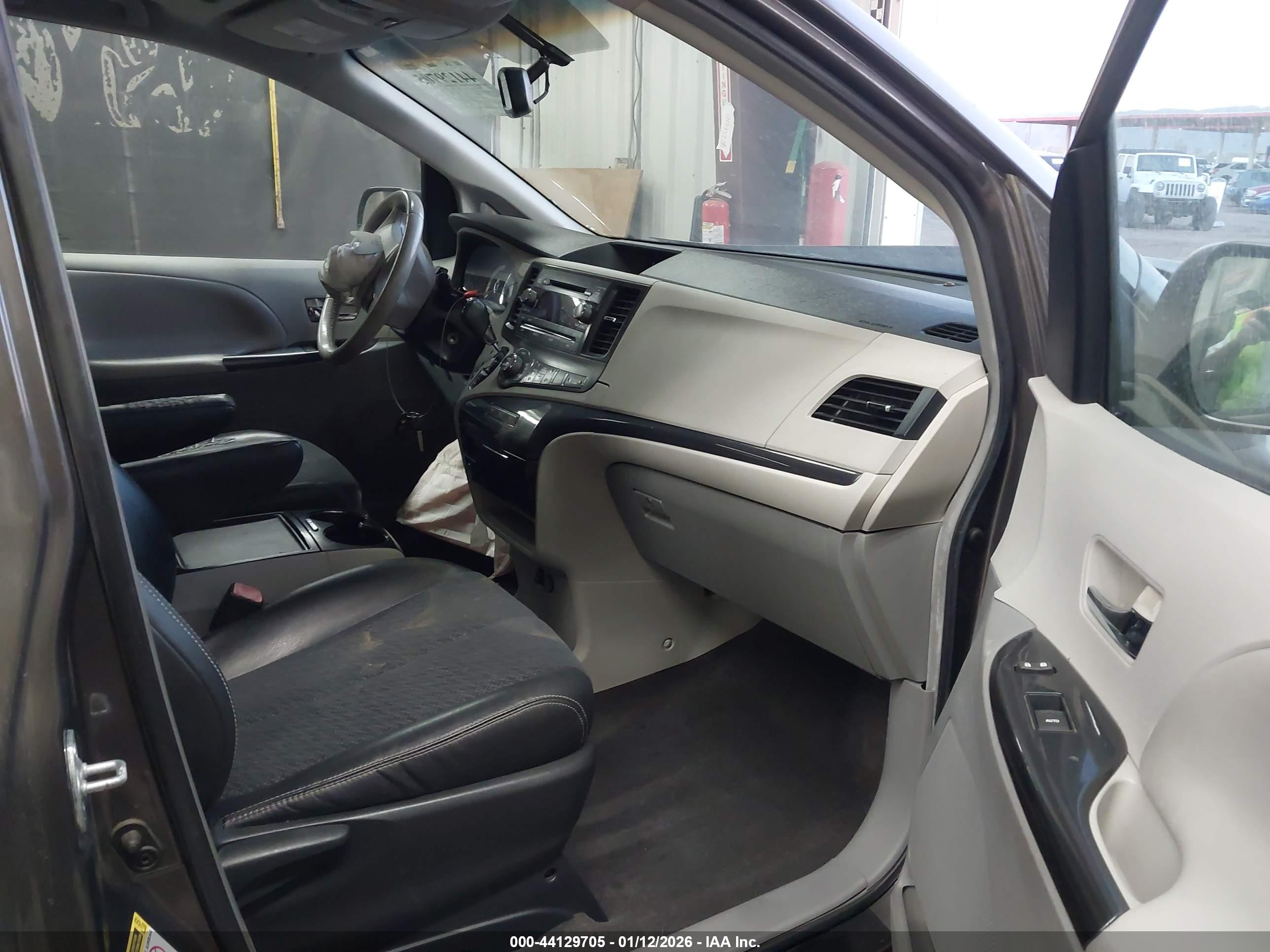 TOYOTA SIENNA image 5