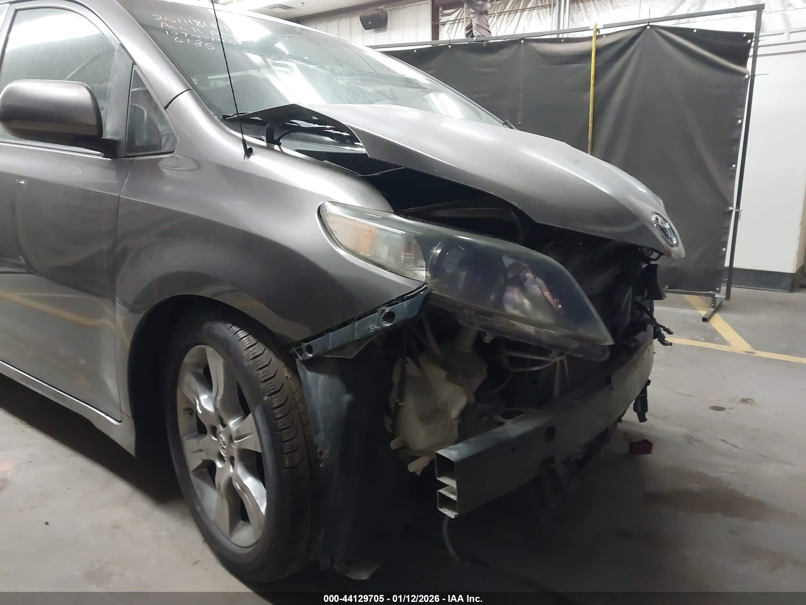 TOYOTA SIENNA image 6