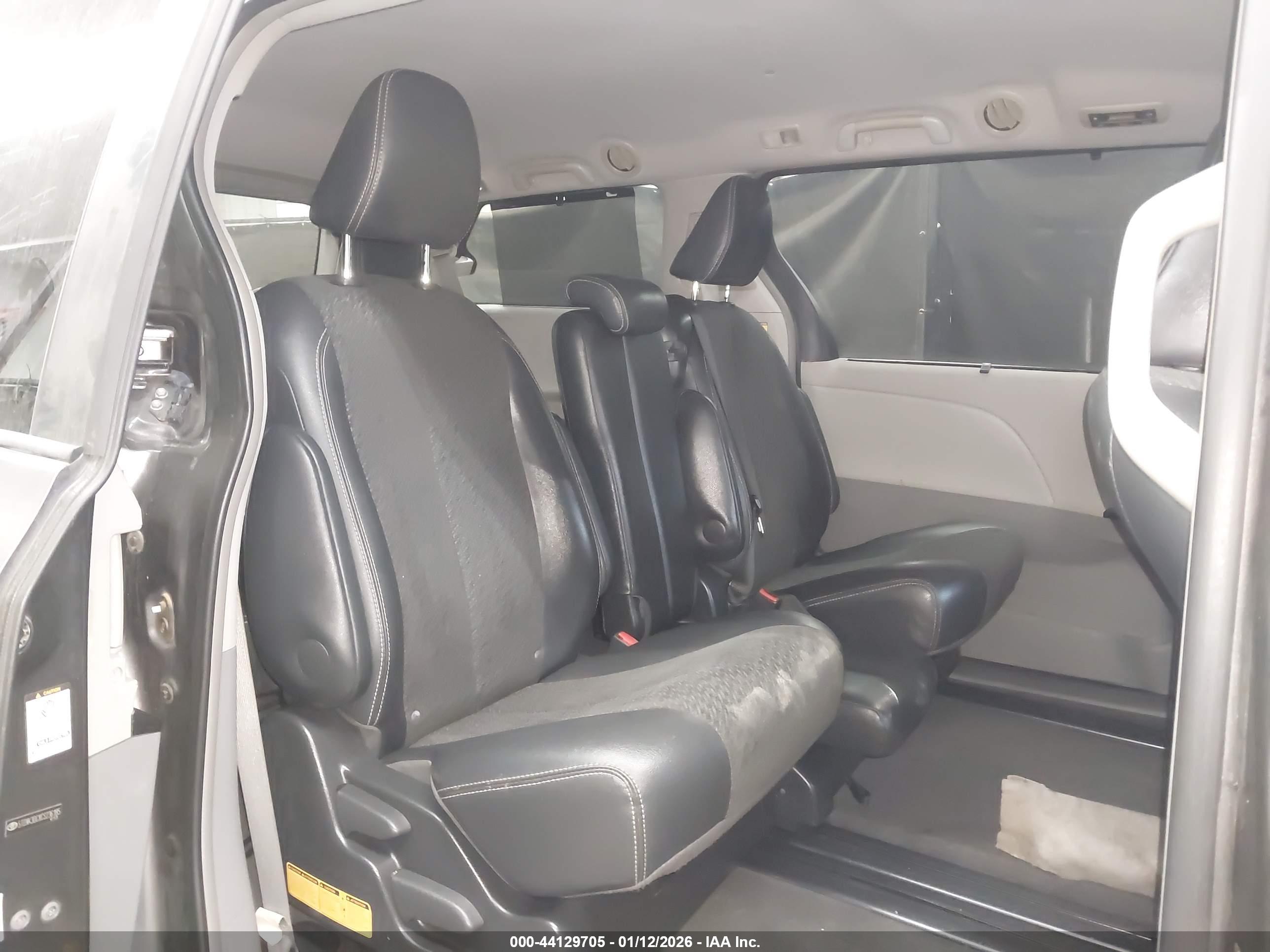 TOYOTA SIENNA image 8