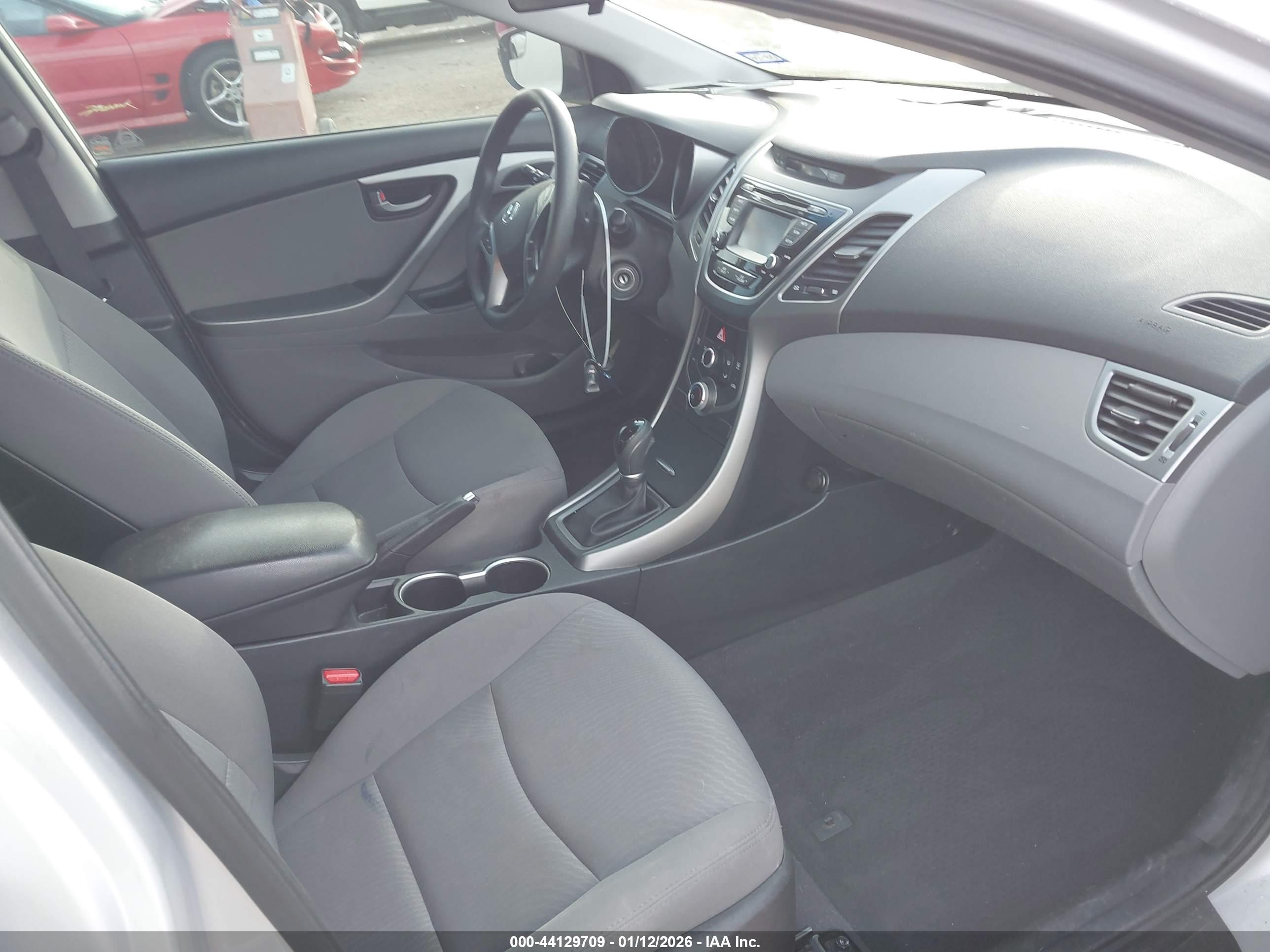 HYUNDAI ELANTRA image 5