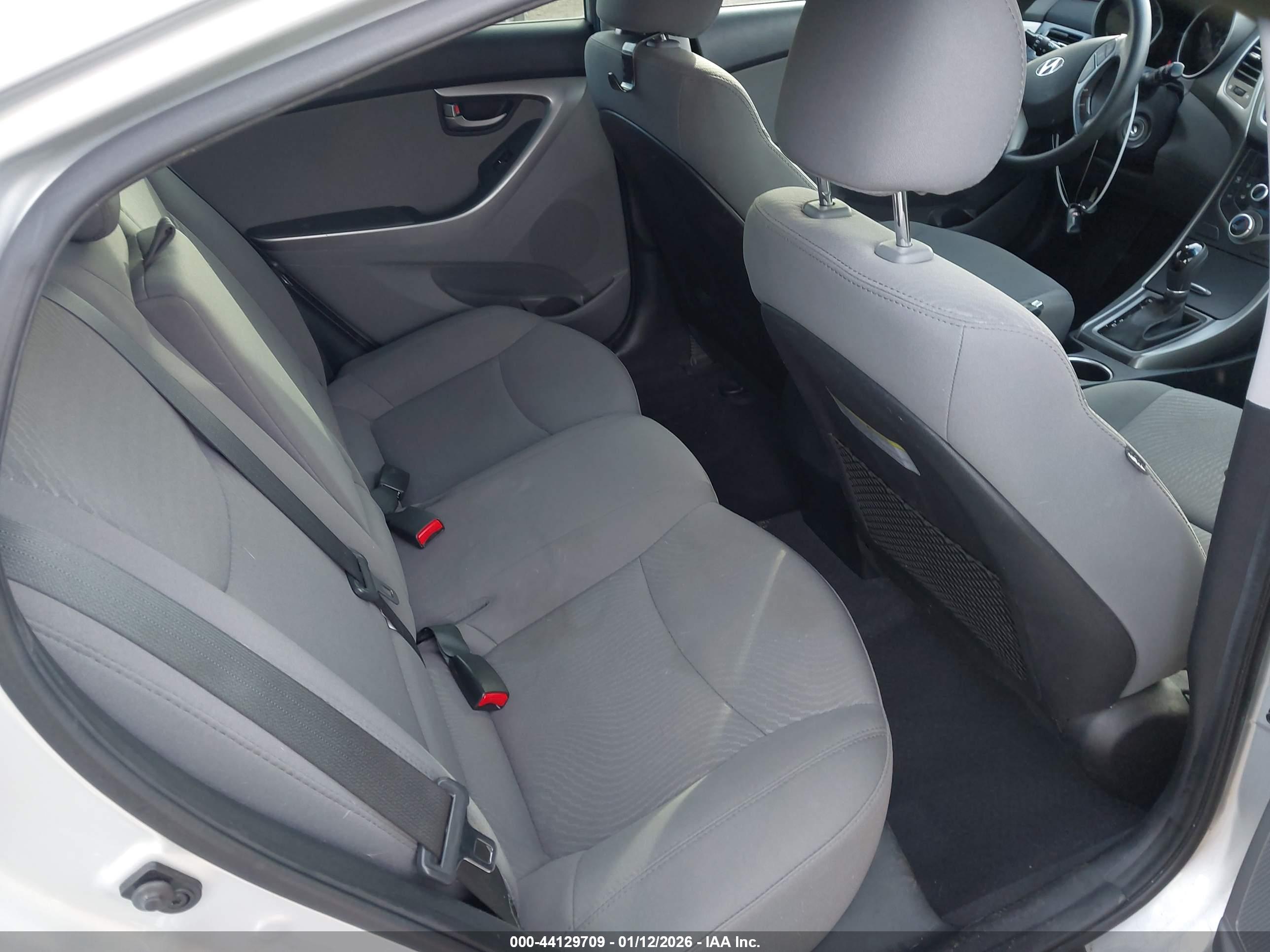 HYUNDAI ELANTRA image 8