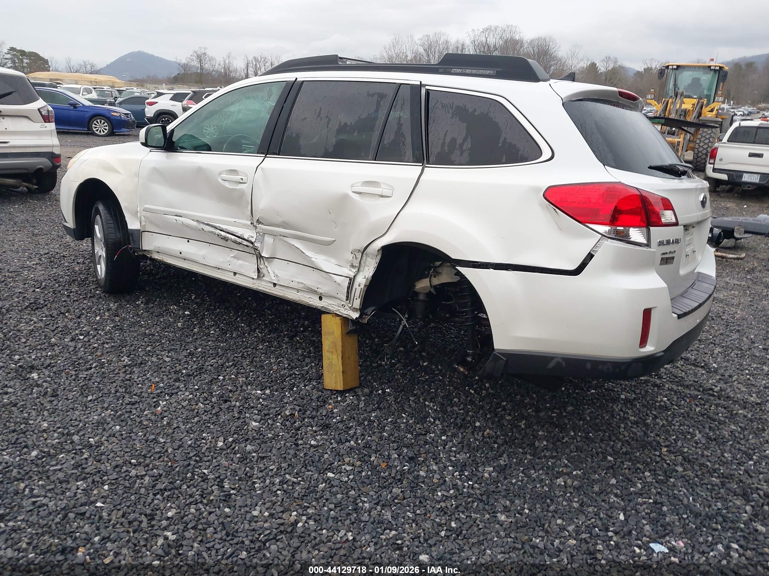 SUBARU OUTBACK image 3