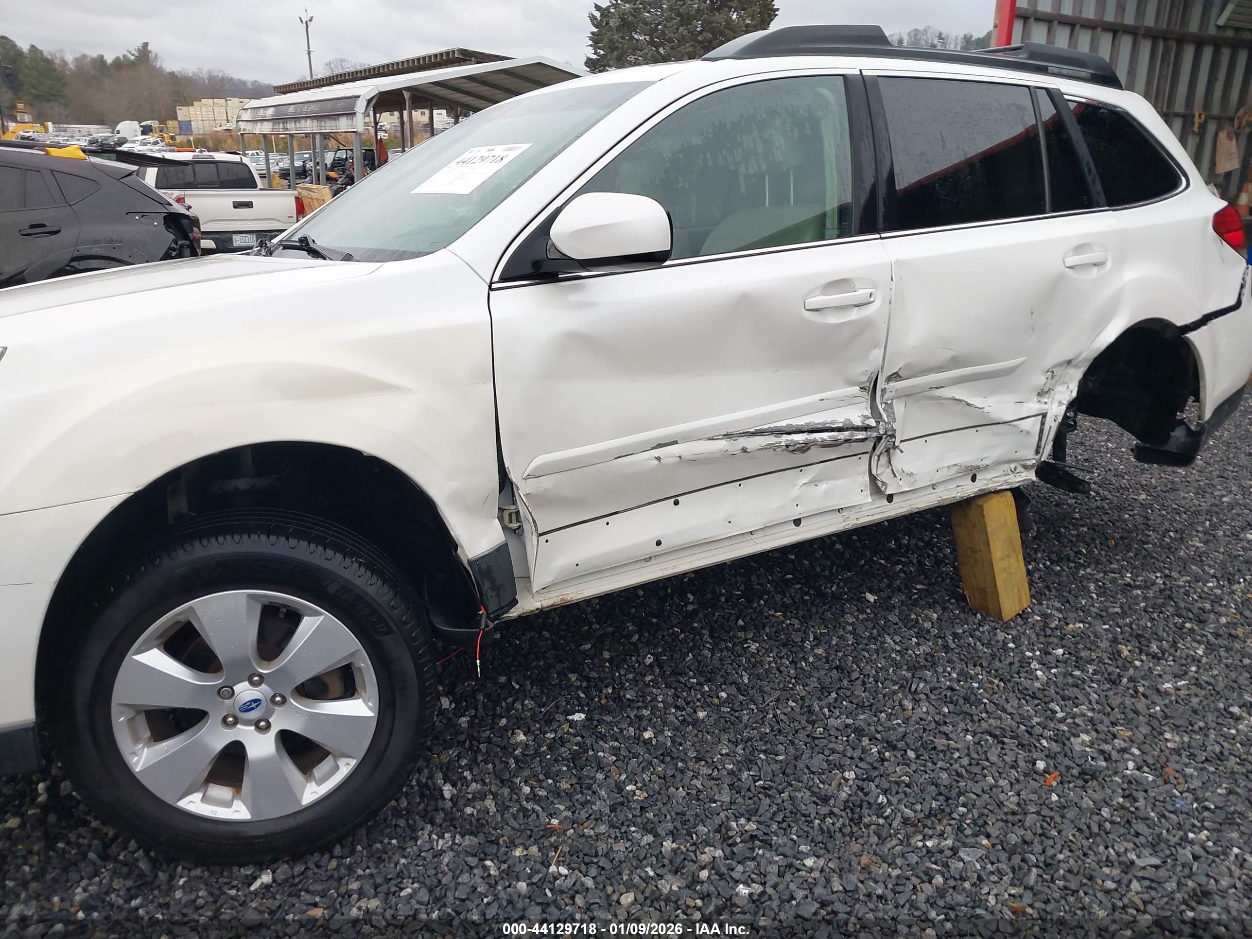 SUBARU OUTBACK image 6