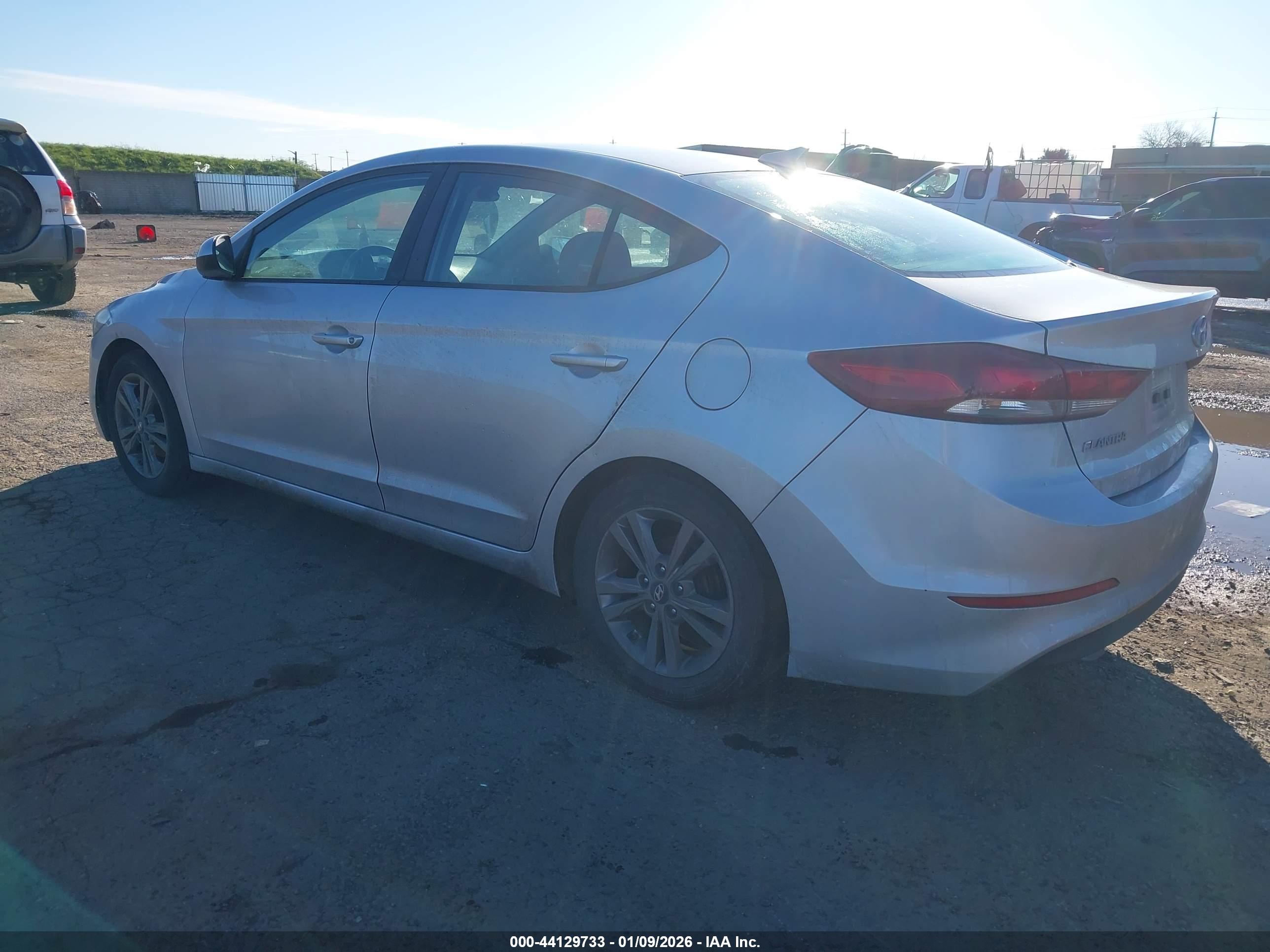 HYUNDAI ELANTRA image 3