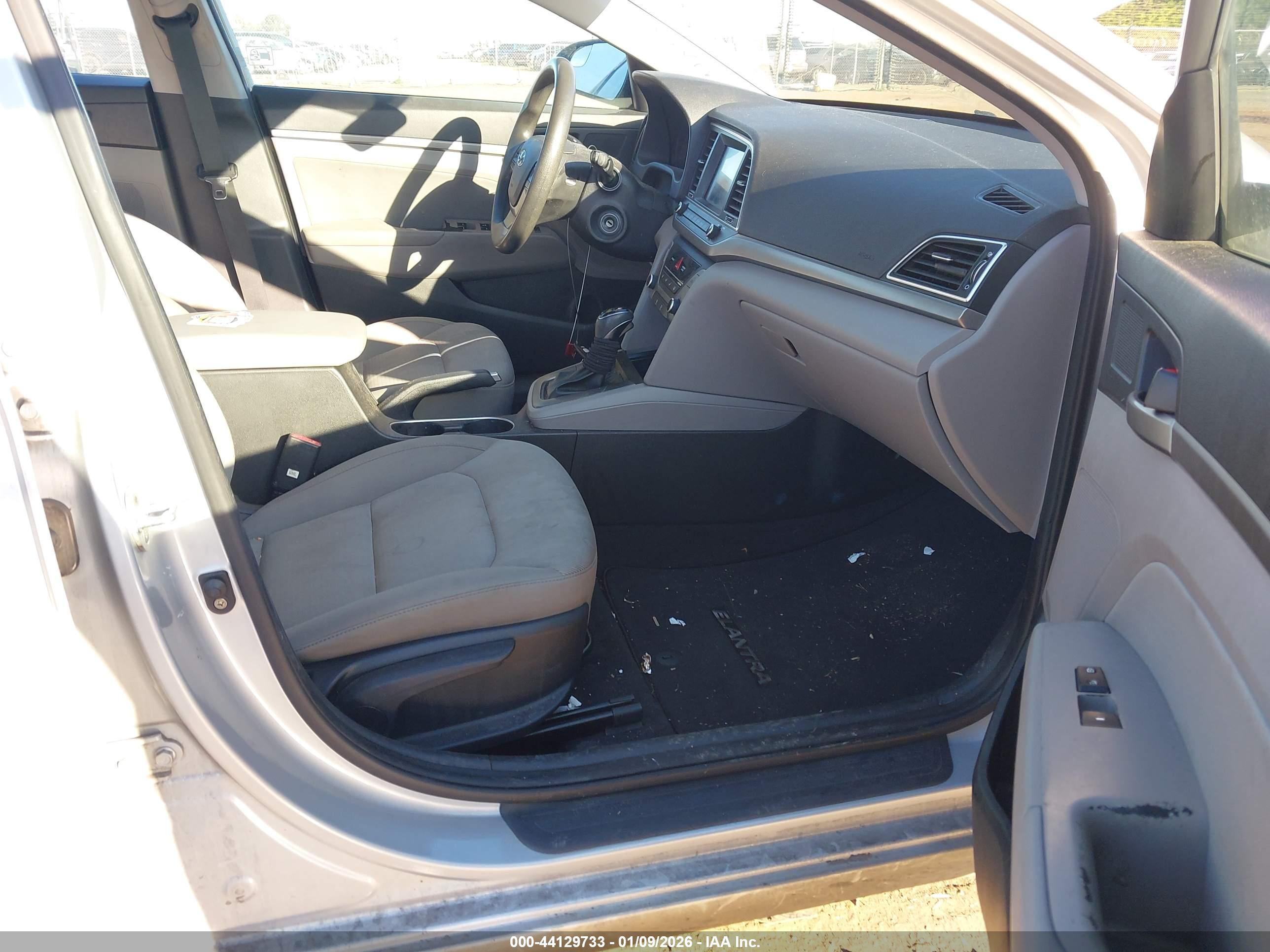 HYUNDAI ELANTRA image 5