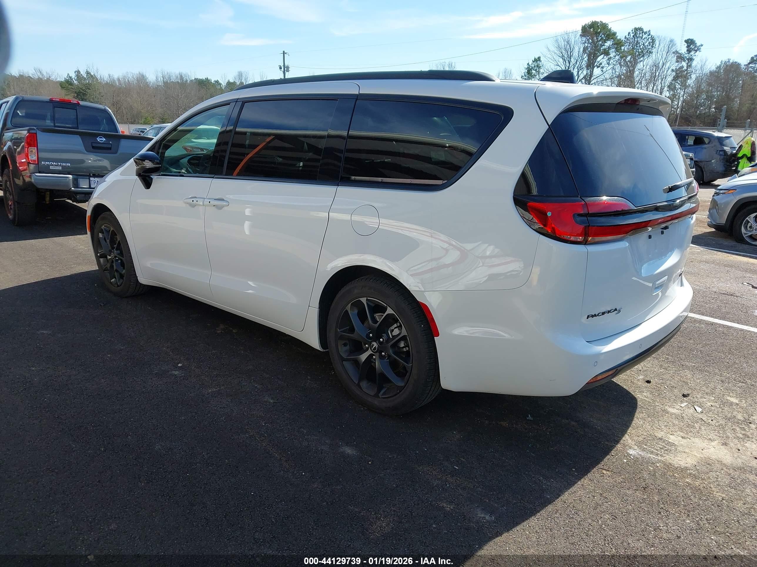 CHRYSLER PACIFICA image 3