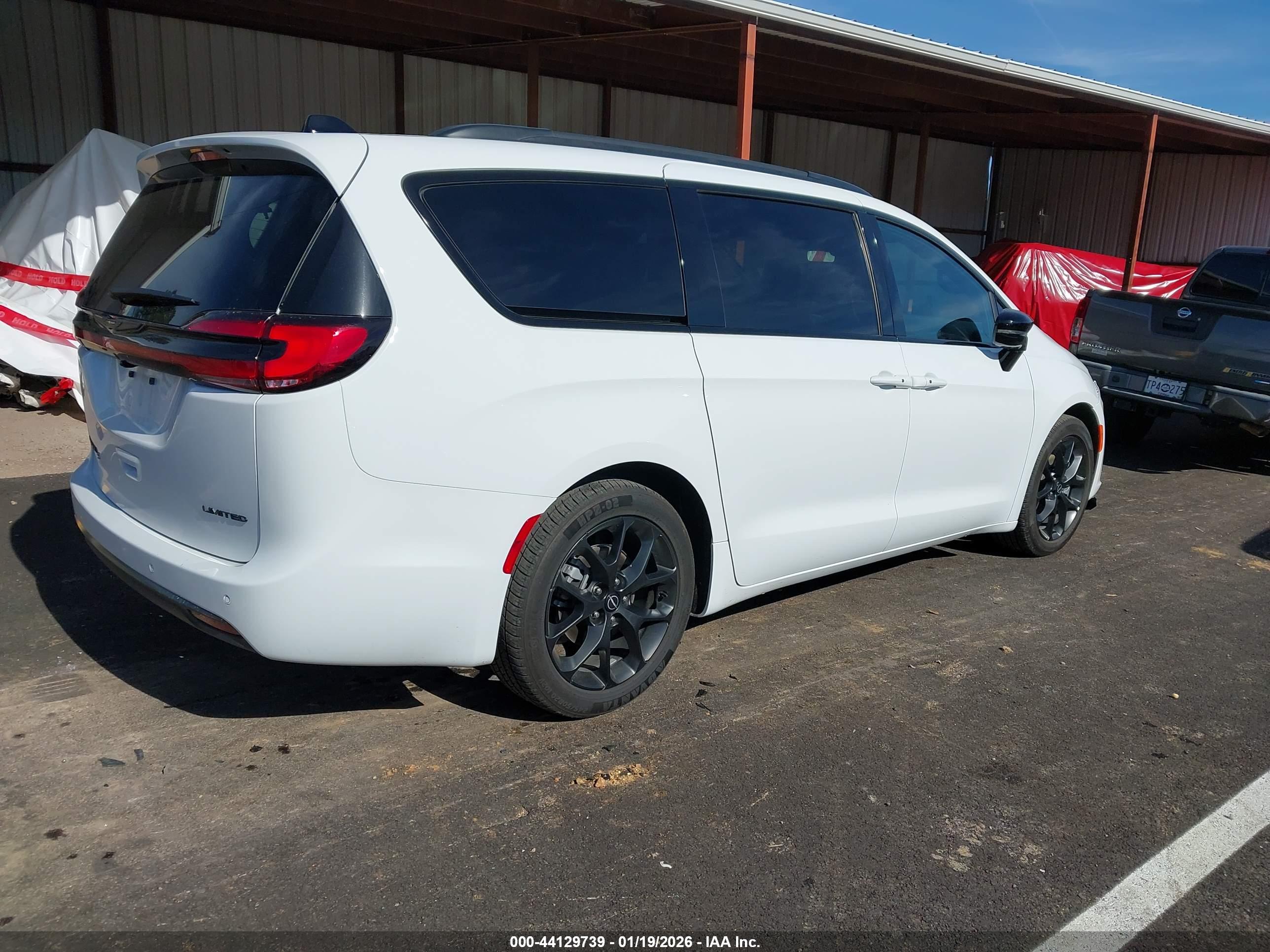 CHRYSLER PACIFICA image 4