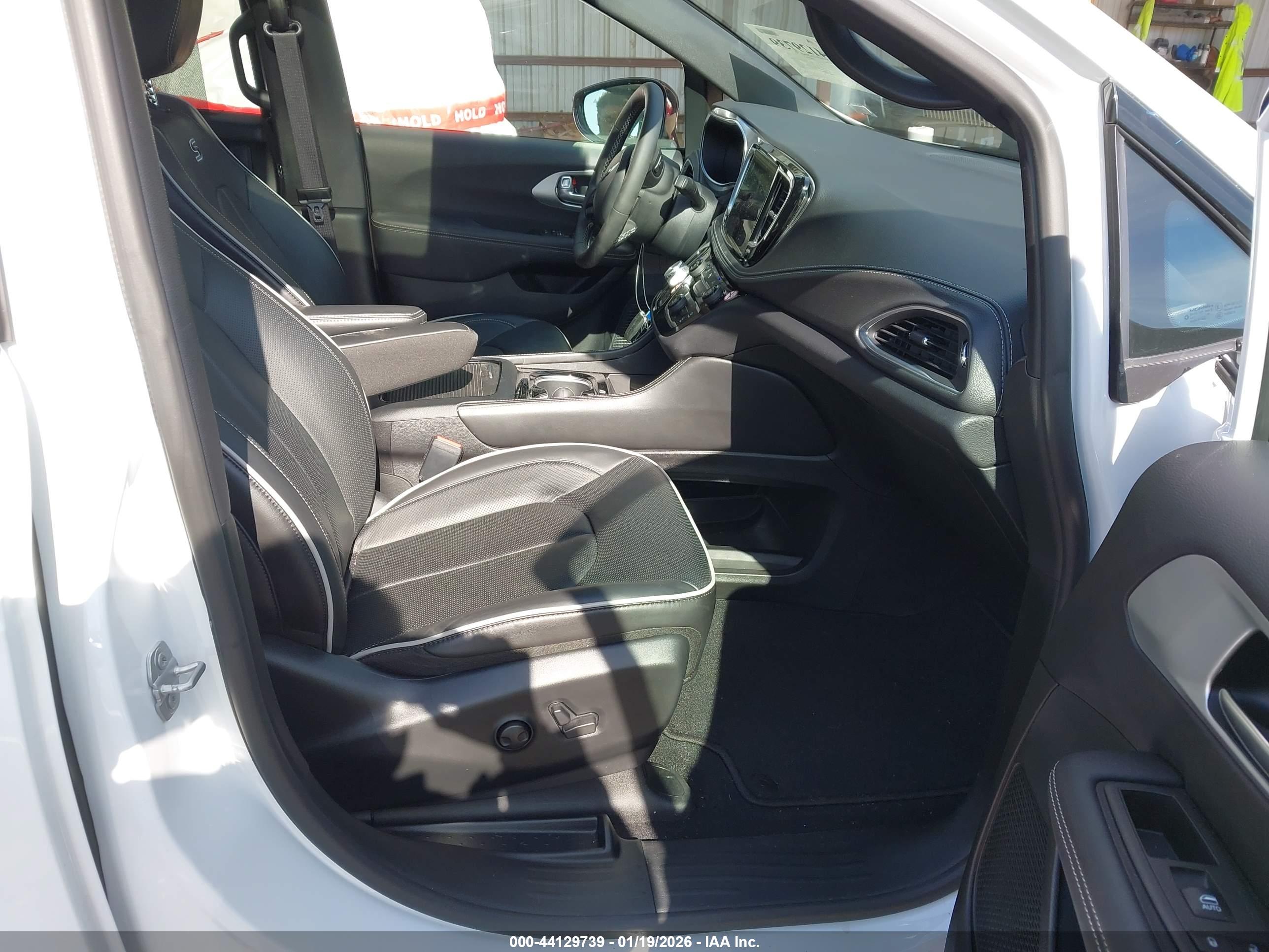 CHRYSLER PACIFICA image 5