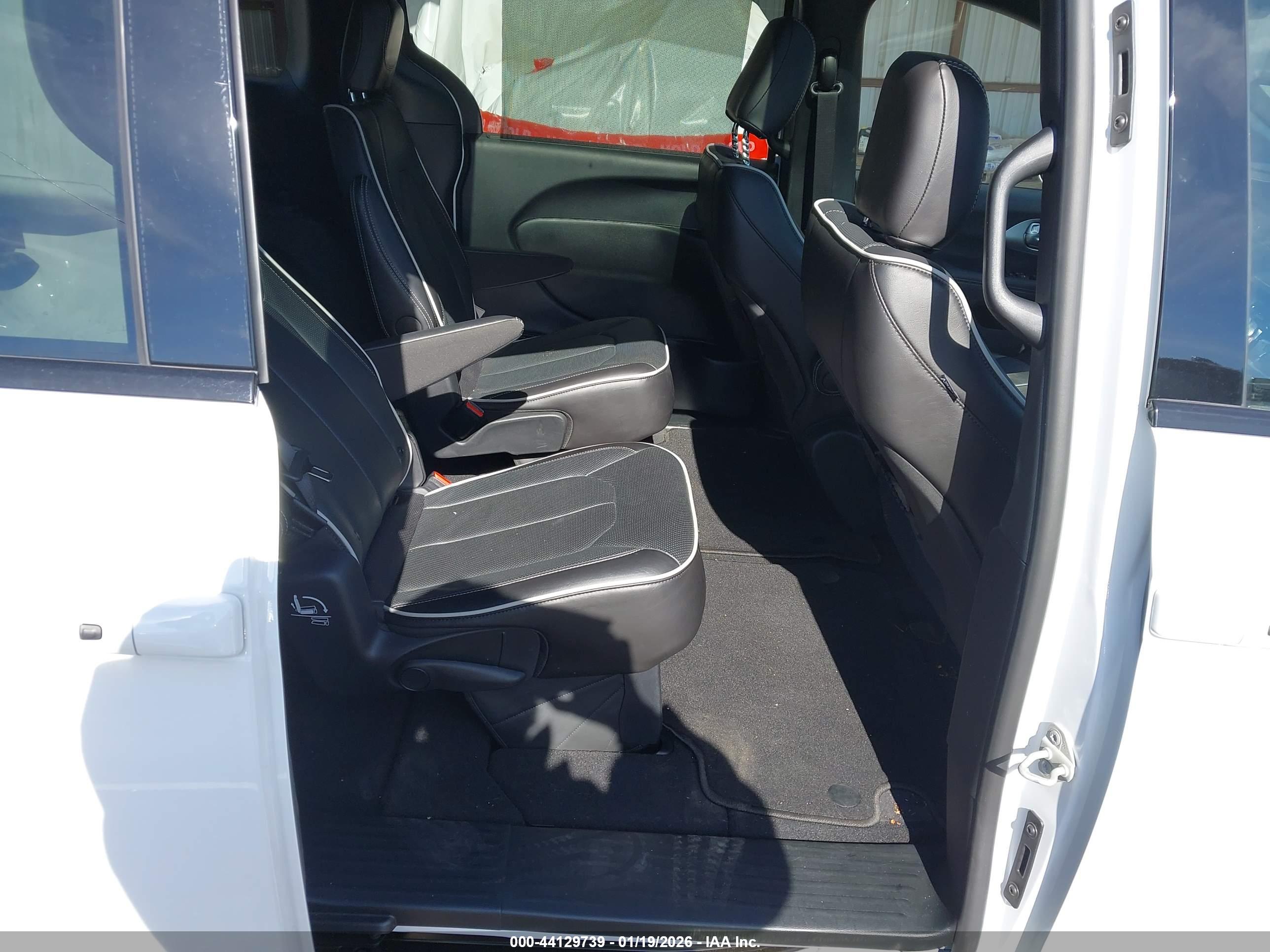 CHRYSLER PACIFICA image 8