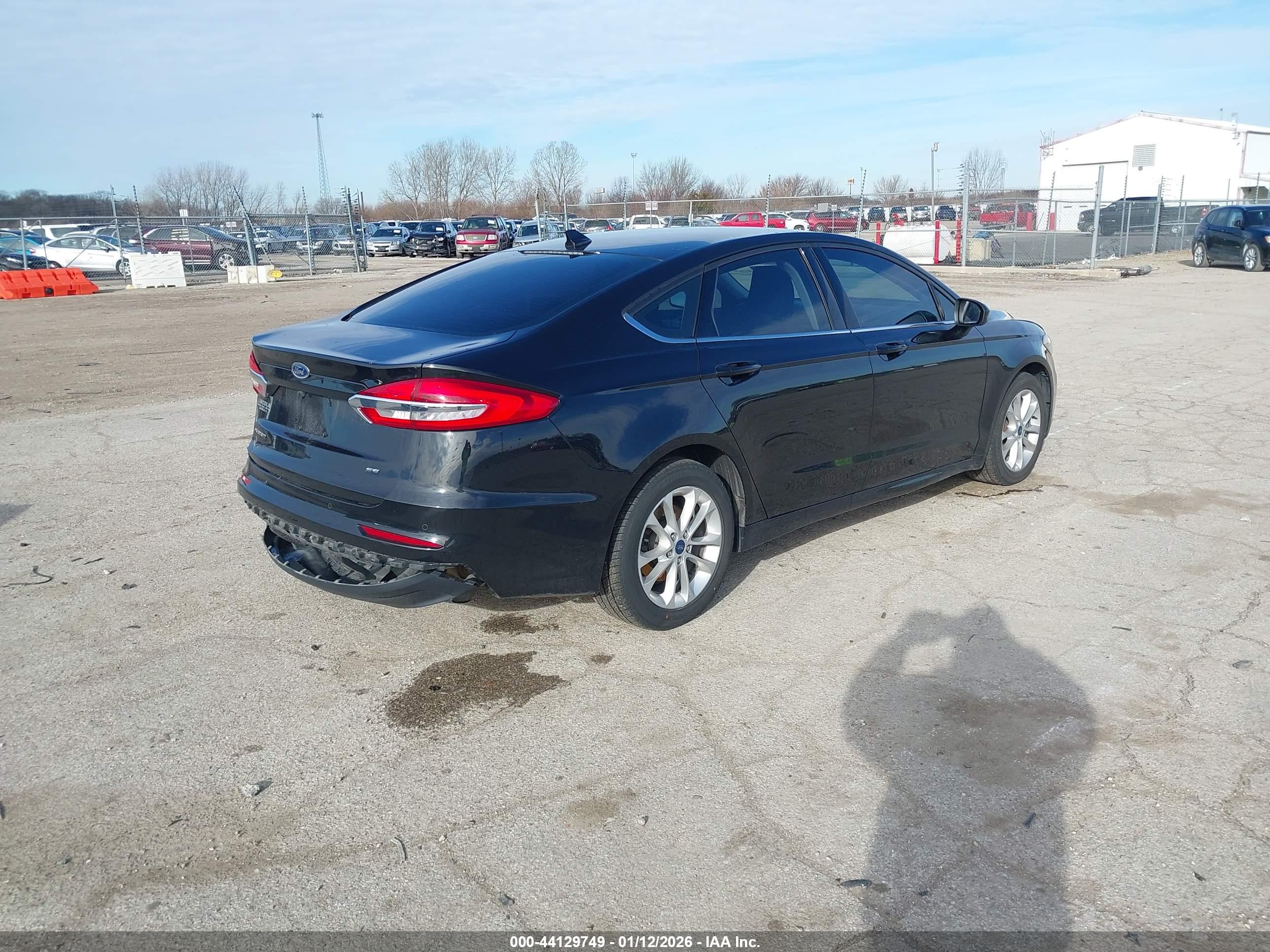 FORD FUSION image 4