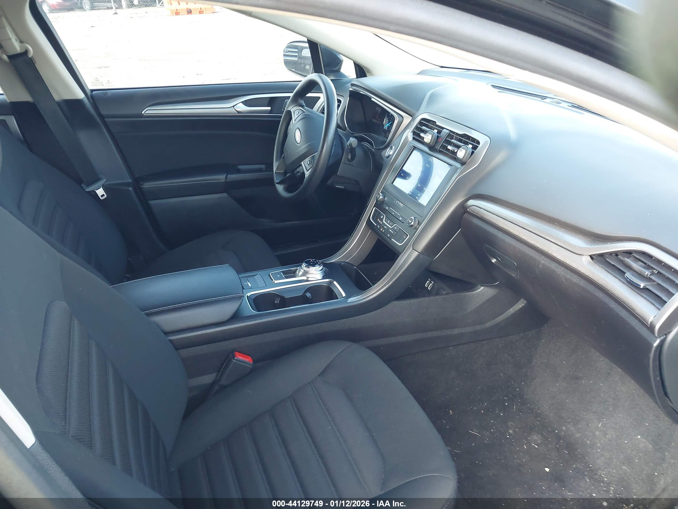 FORD FUSION image 5