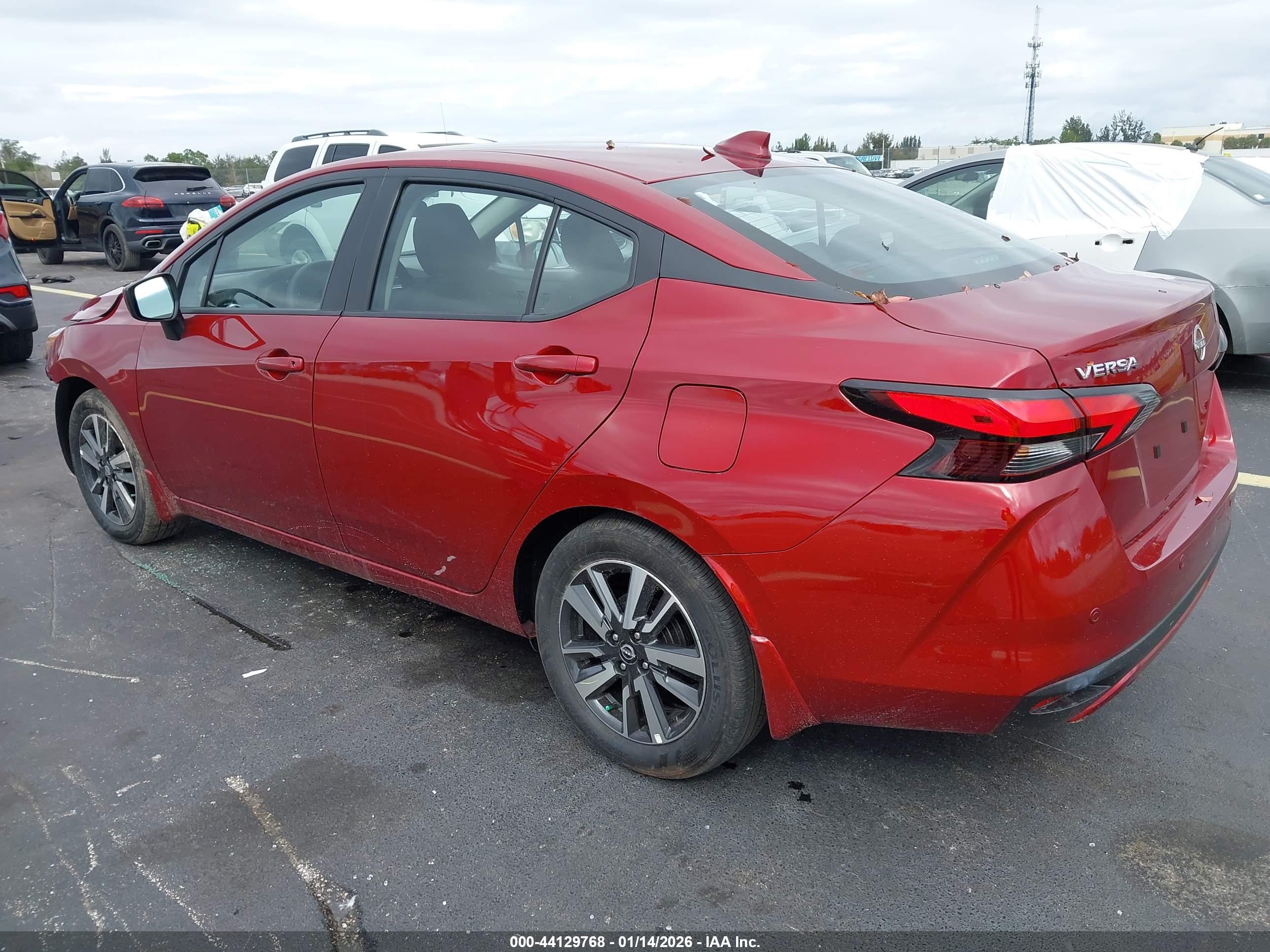 NISSAN VERSA image 3
