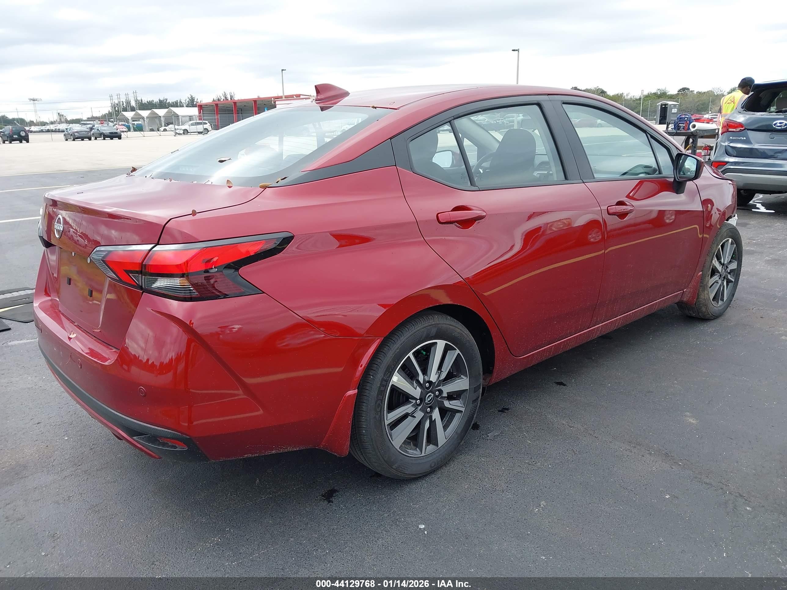 NISSAN VERSA image 4