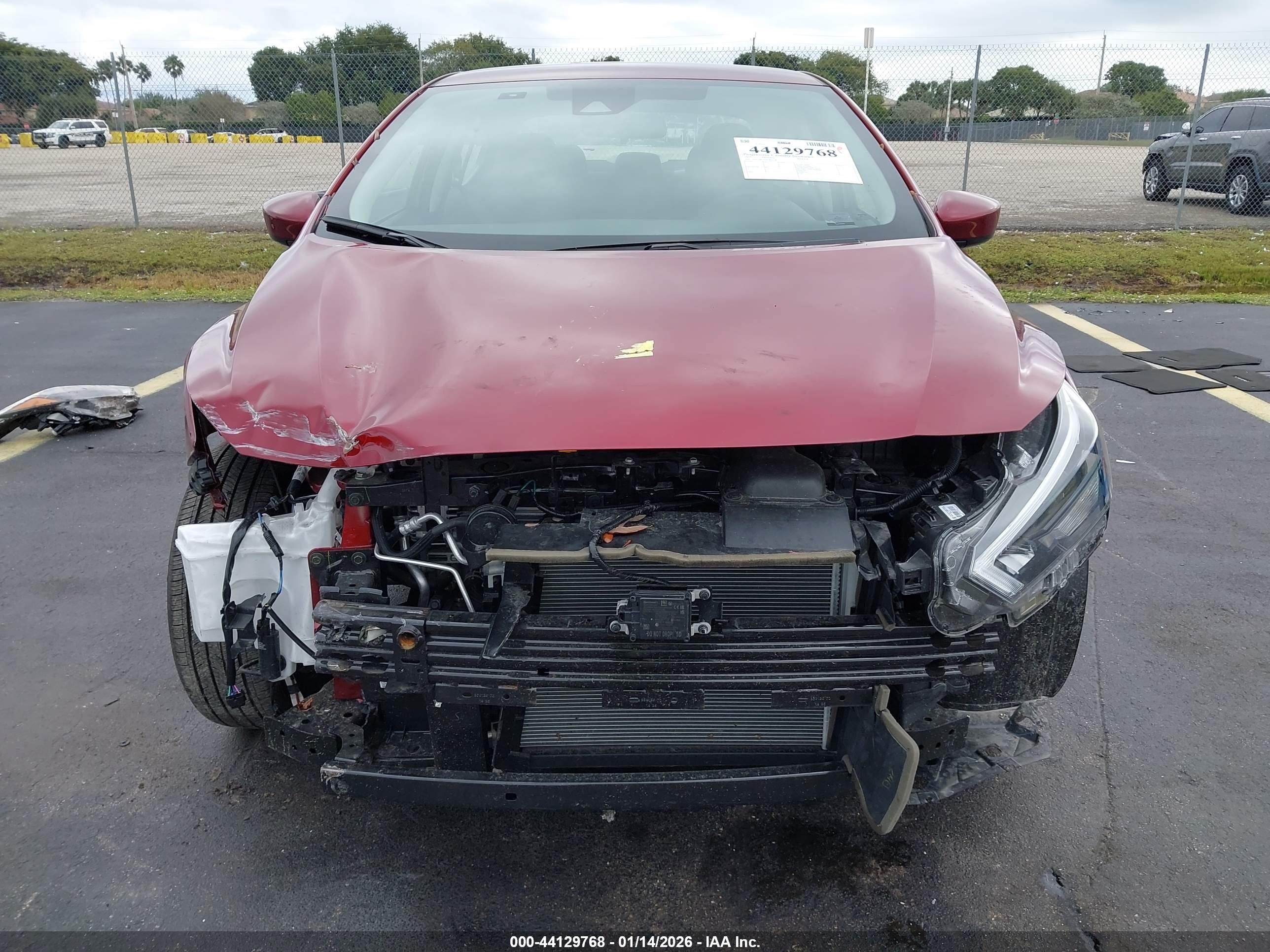NISSAN VERSA image 6