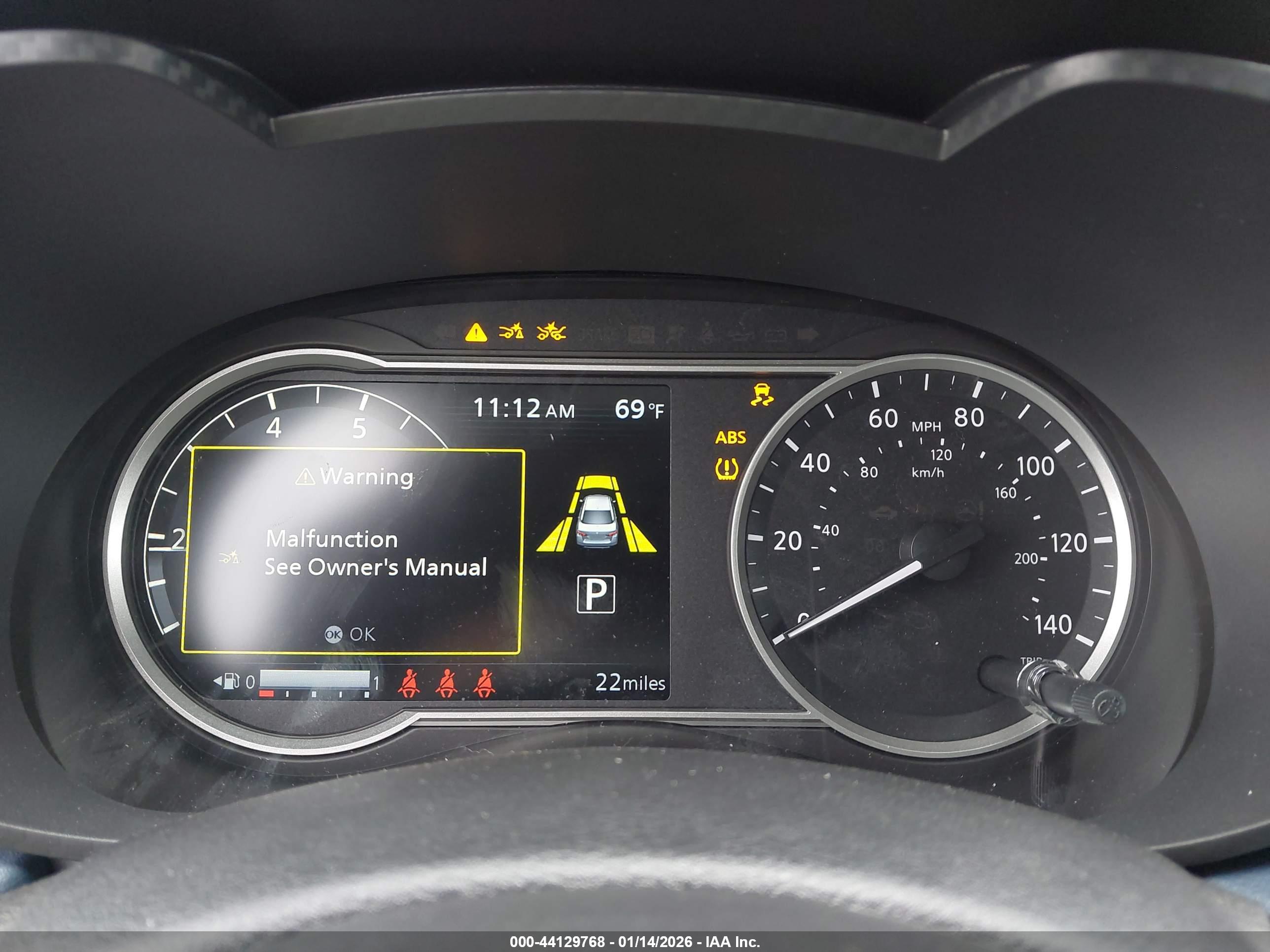 NISSAN VERSA image 7