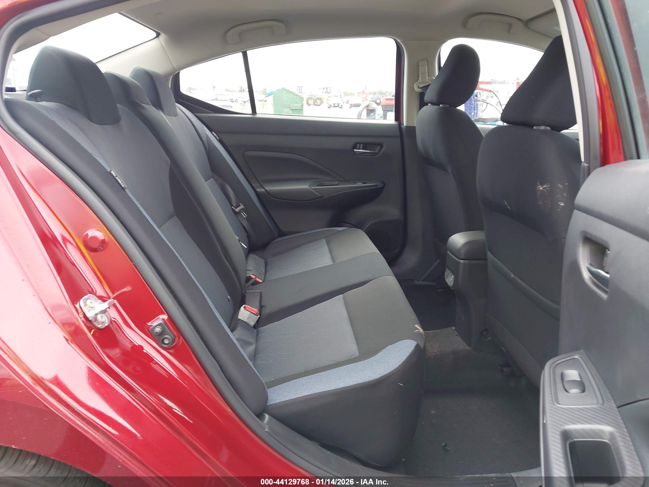 NISSAN VERSA image 8
