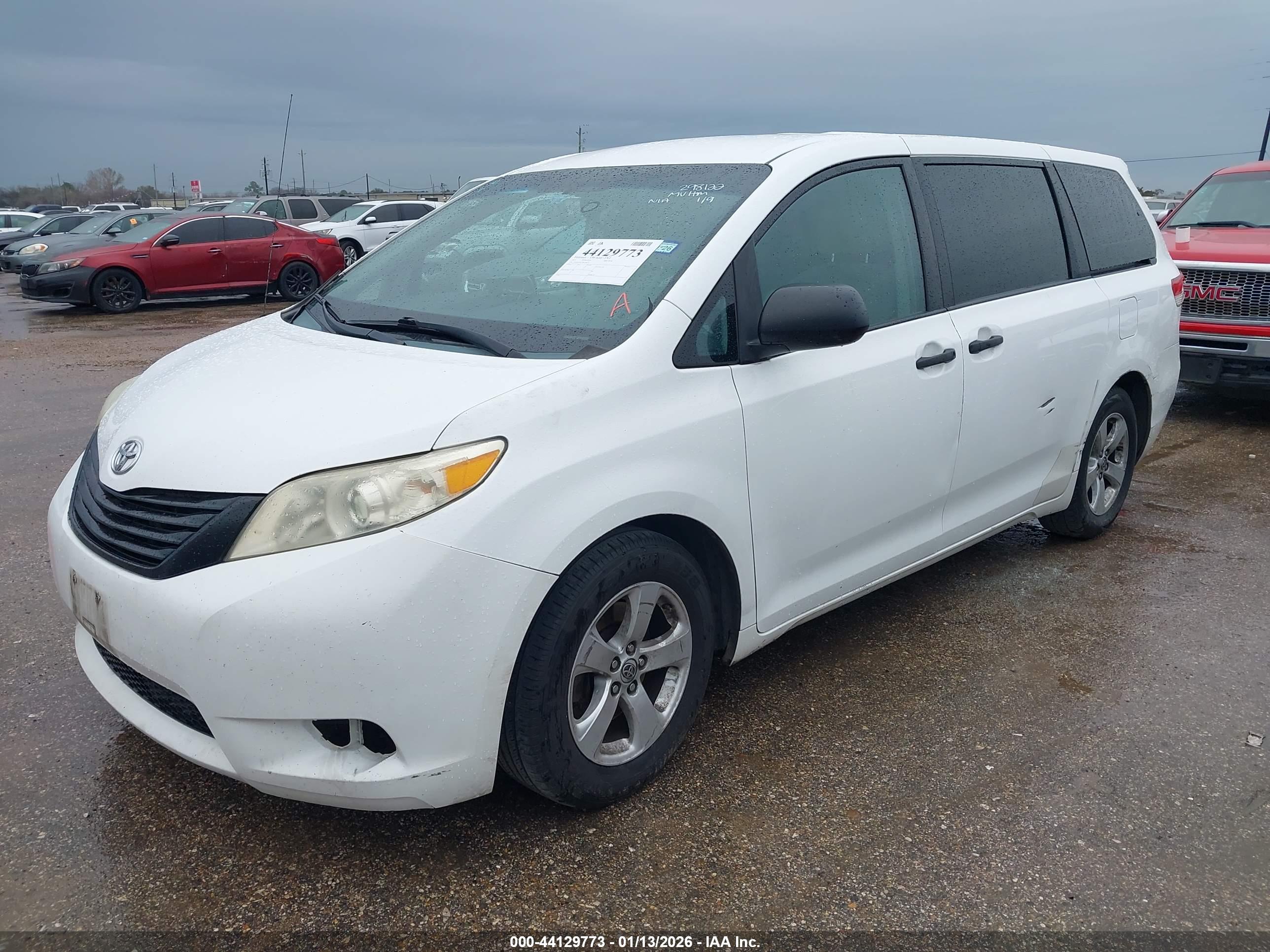 TOYOTA SIENNA image 2