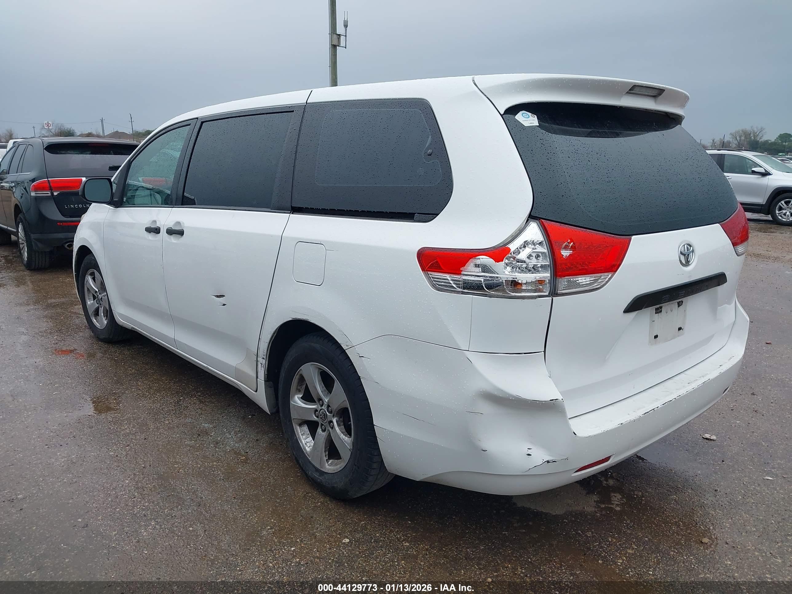 TOYOTA SIENNA image 3