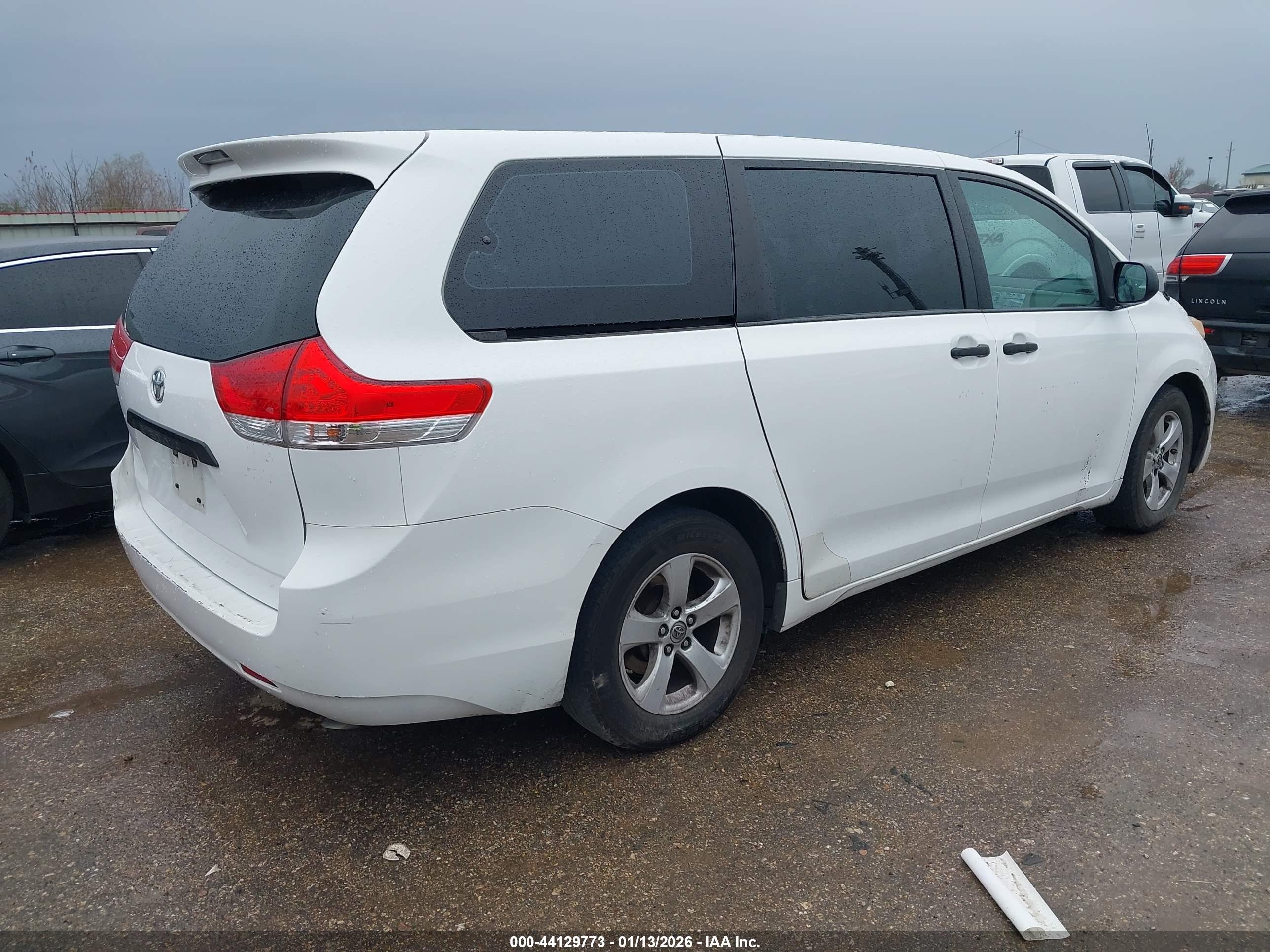 TOYOTA SIENNA image 4