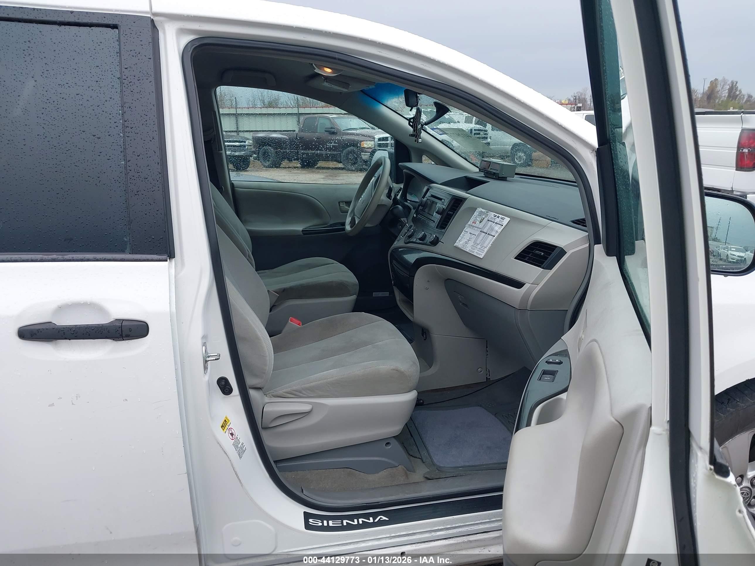 TOYOTA SIENNA image 5