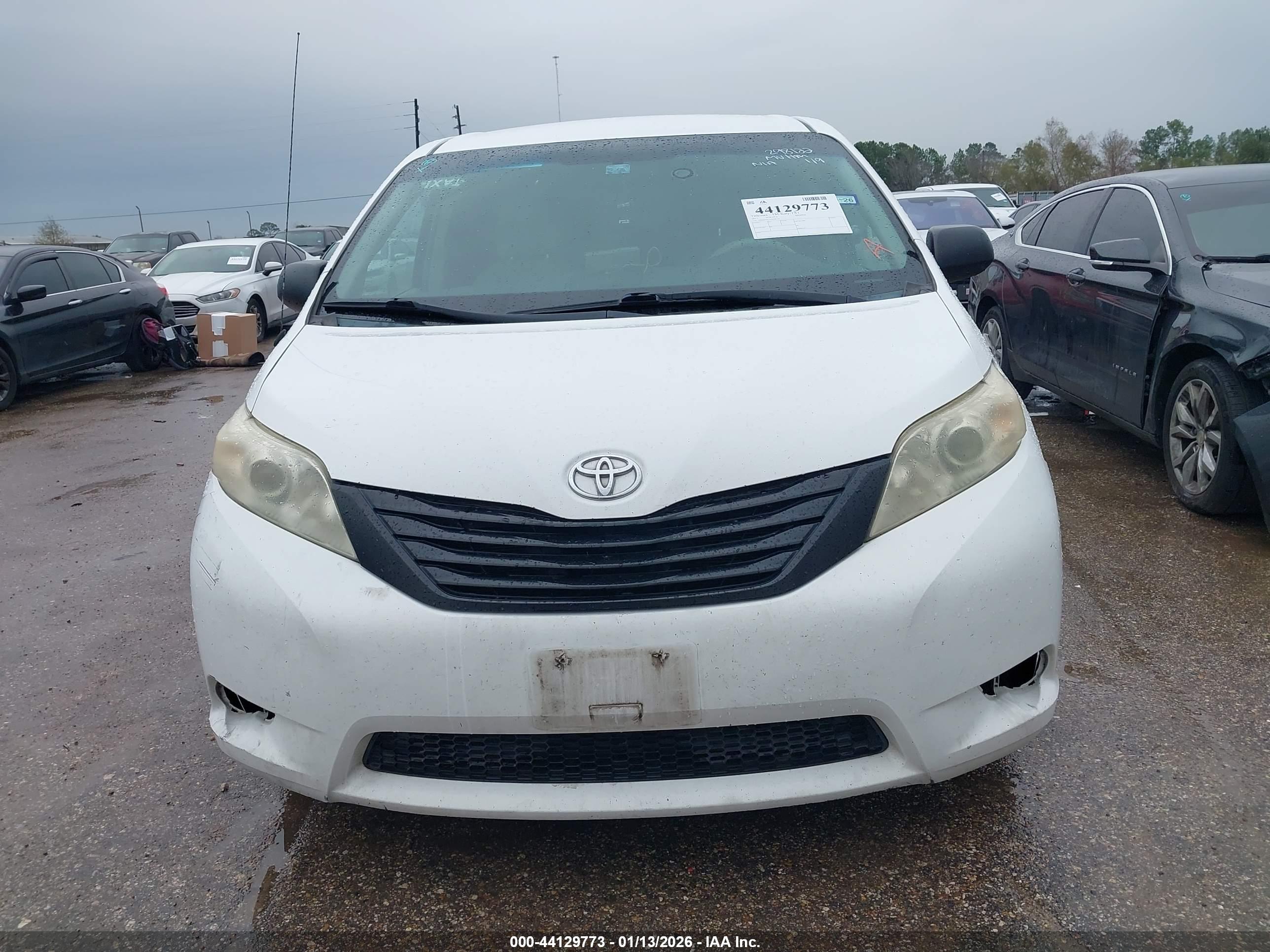TOYOTA SIENNA image 6