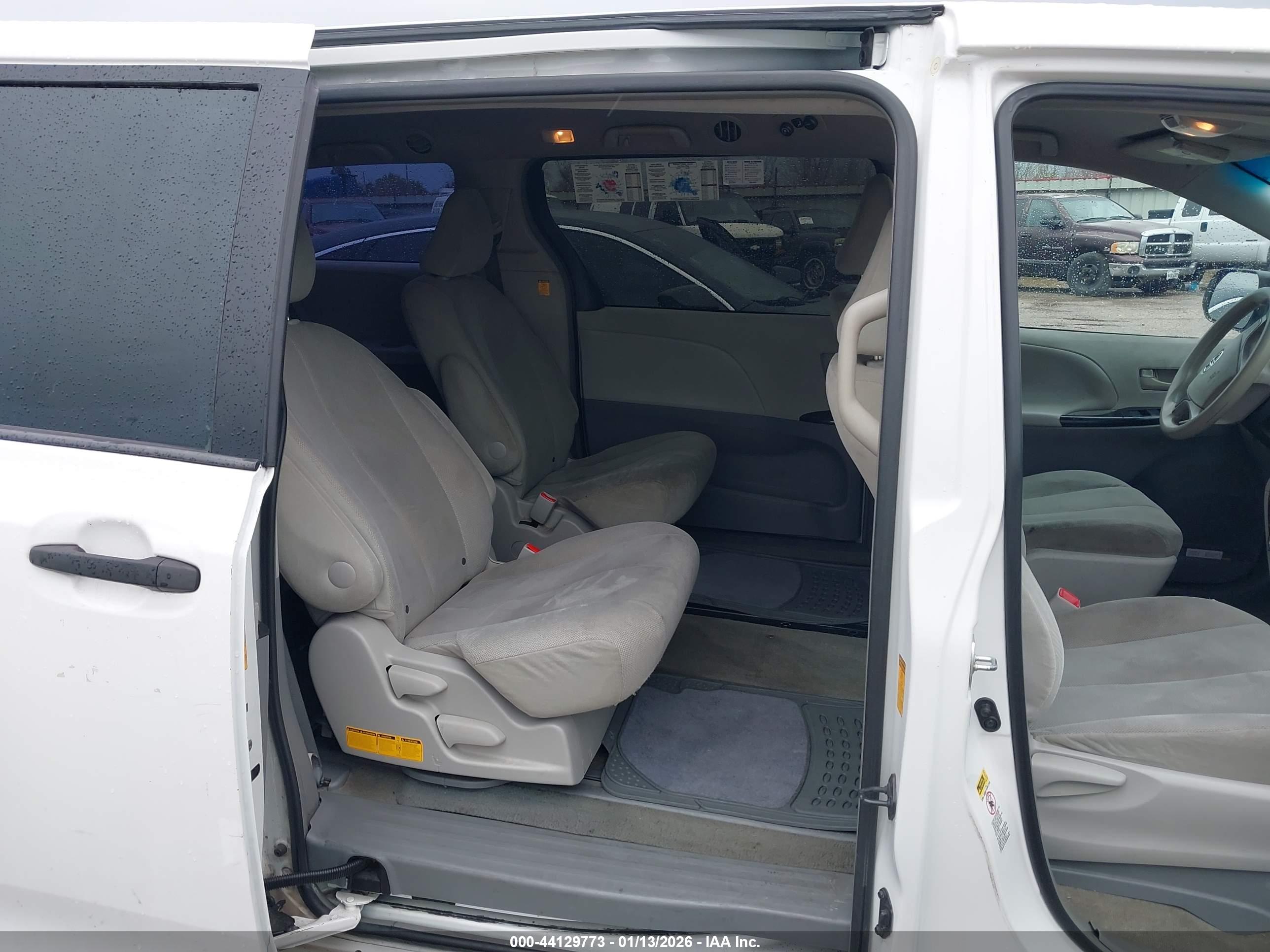 TOYOTA SIENNA image 8
