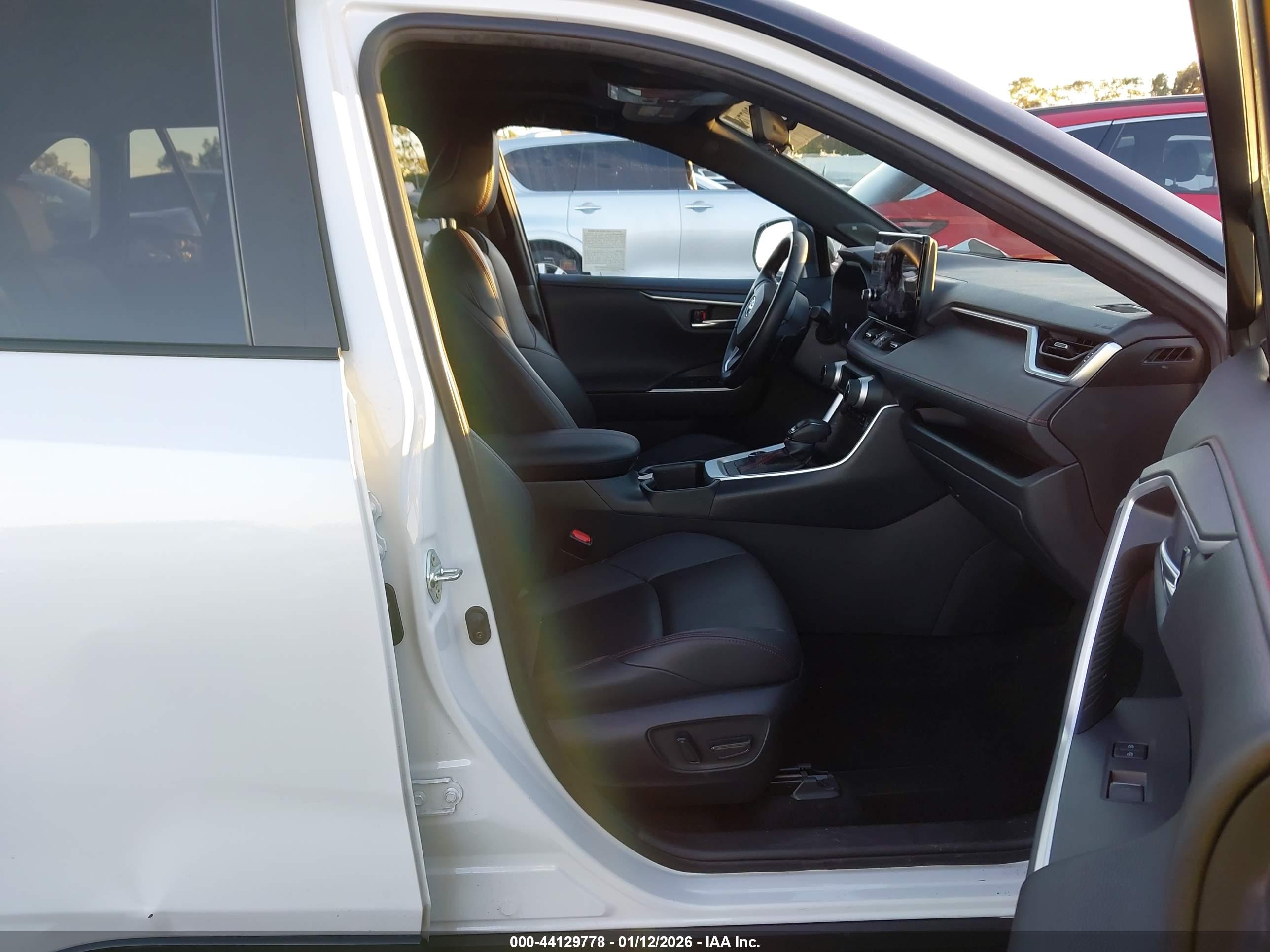 TOYOTA RAV4 image 5