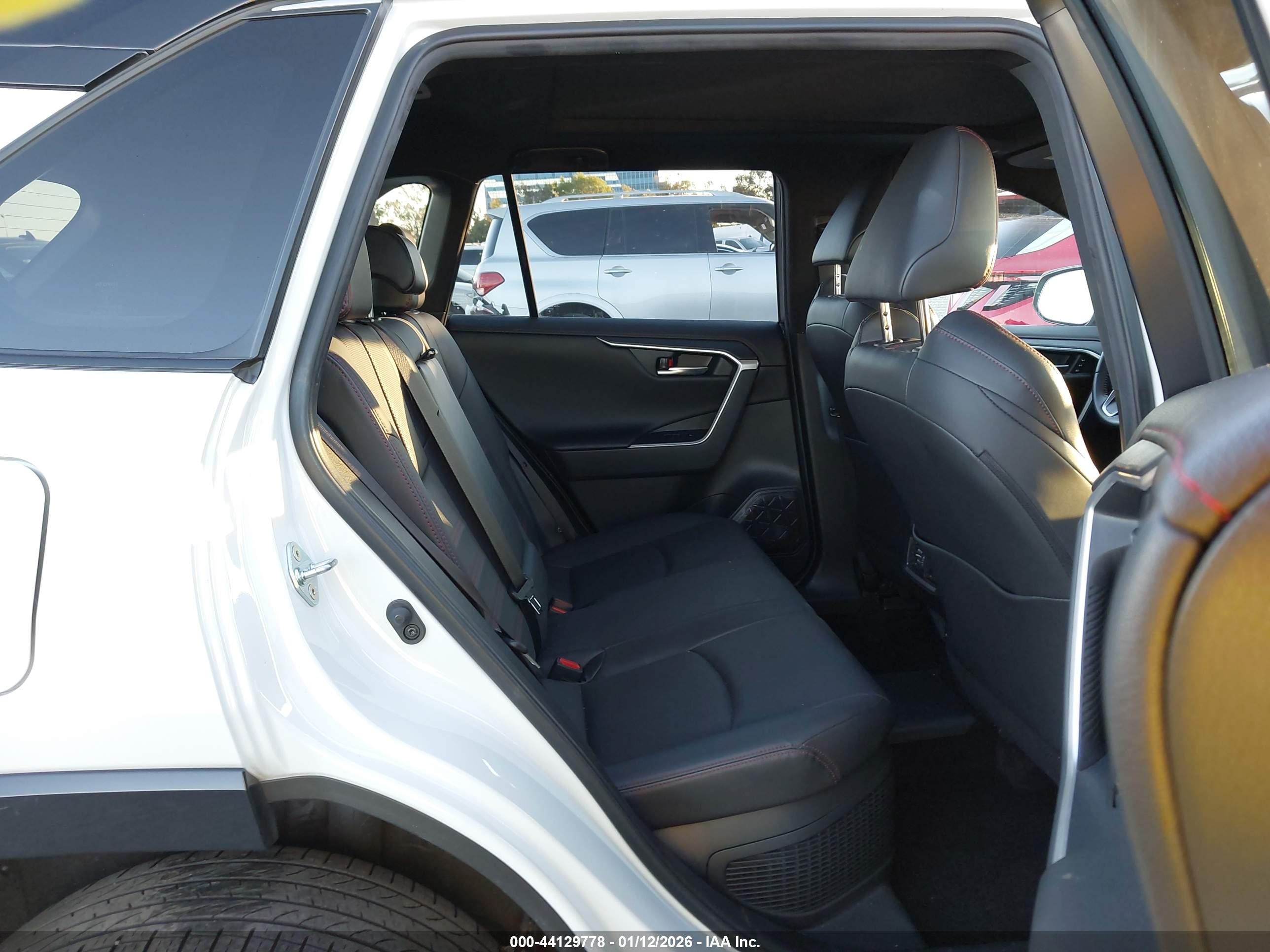 TOYOTA RAV4 image 8