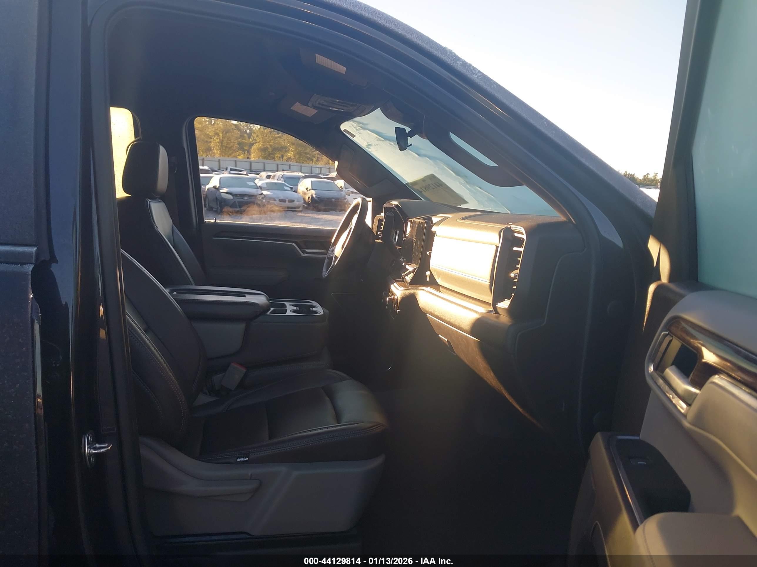 CHEVROLET SILVERADO image 5