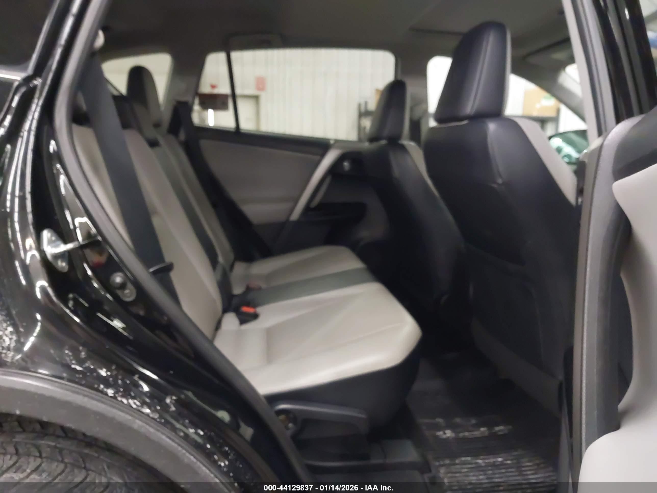 TOYOTA RAV4 image 8