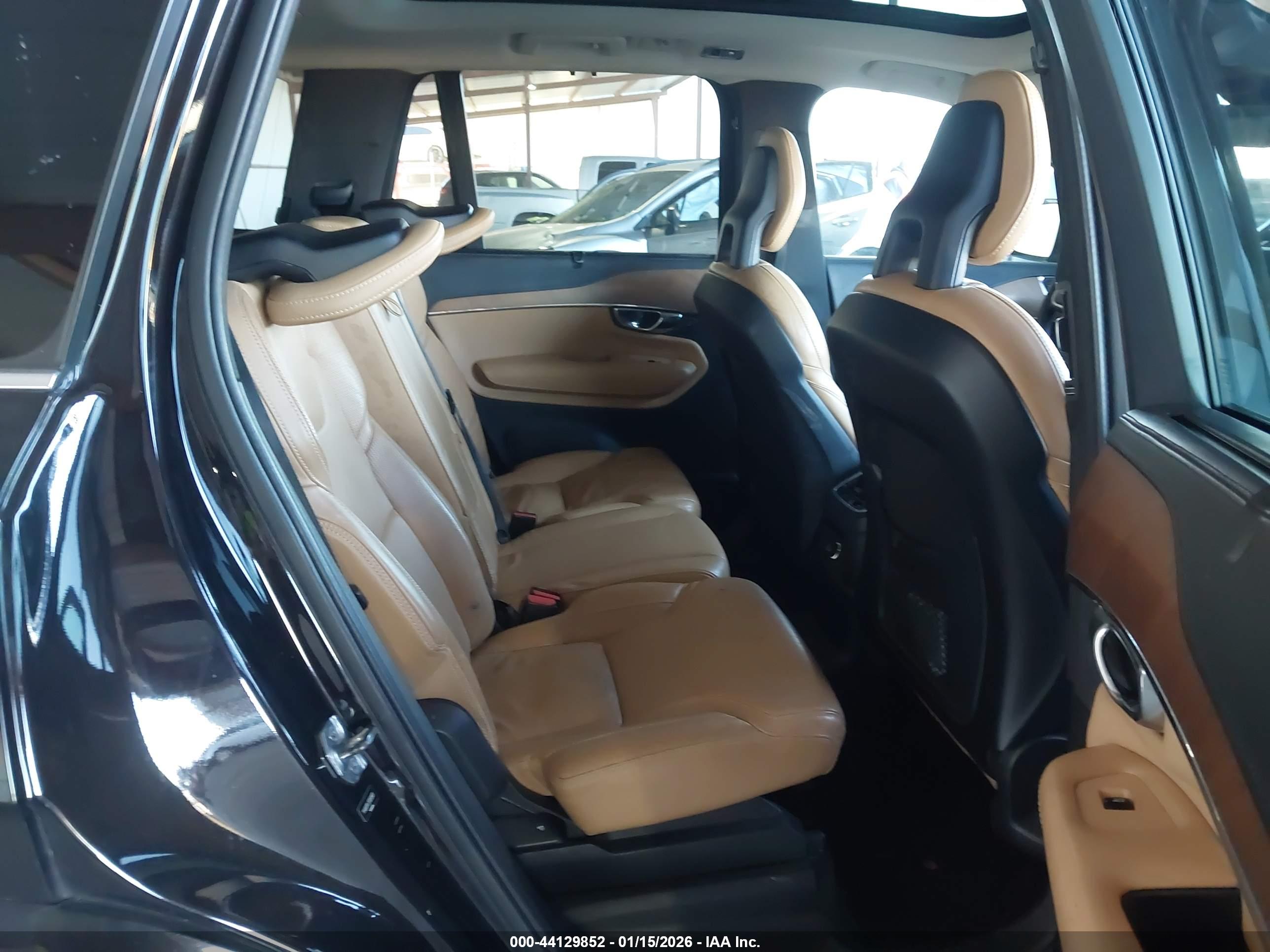 VOLVO XC90 image 8