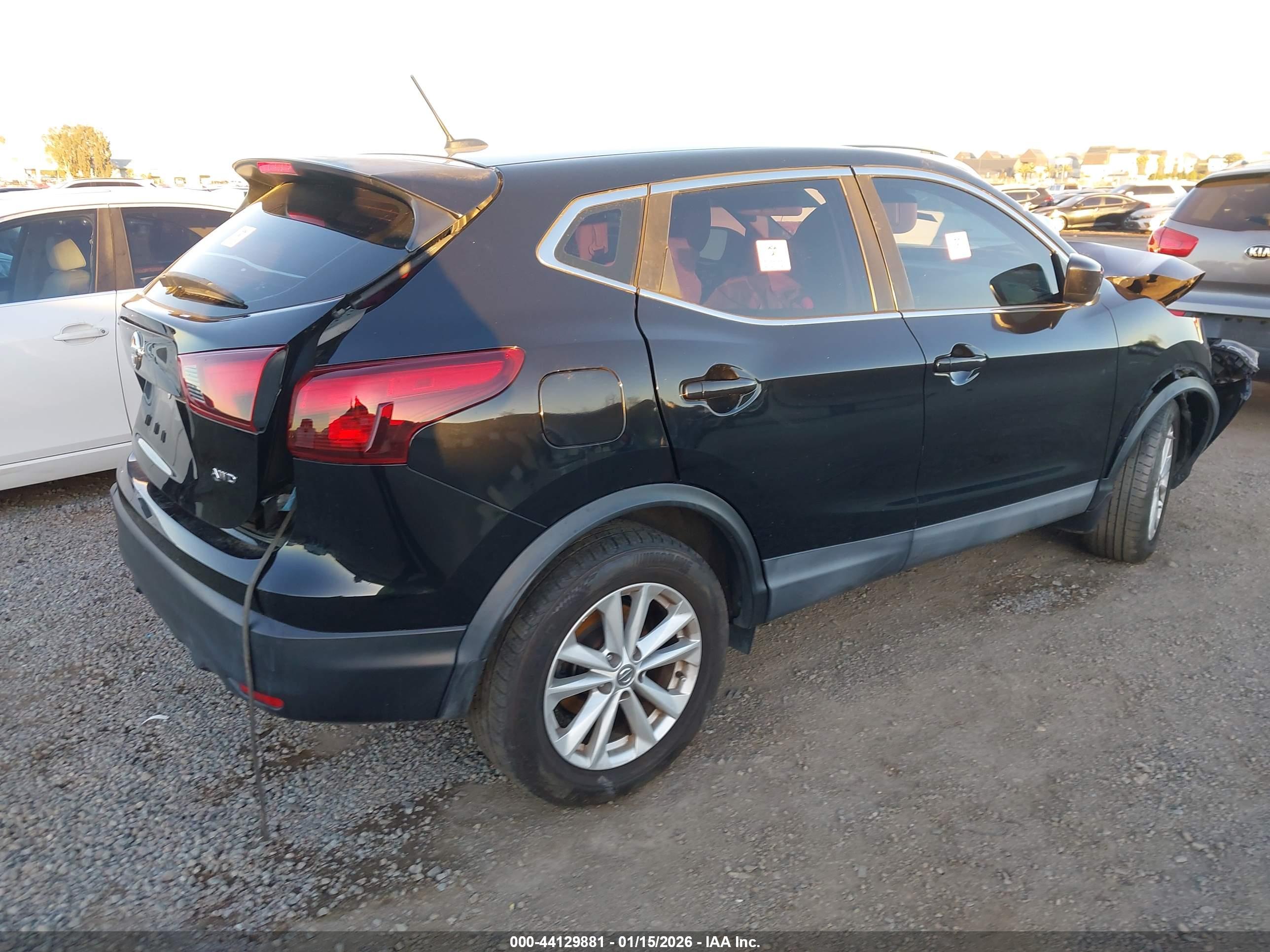 NISSAN ROGUE image 4