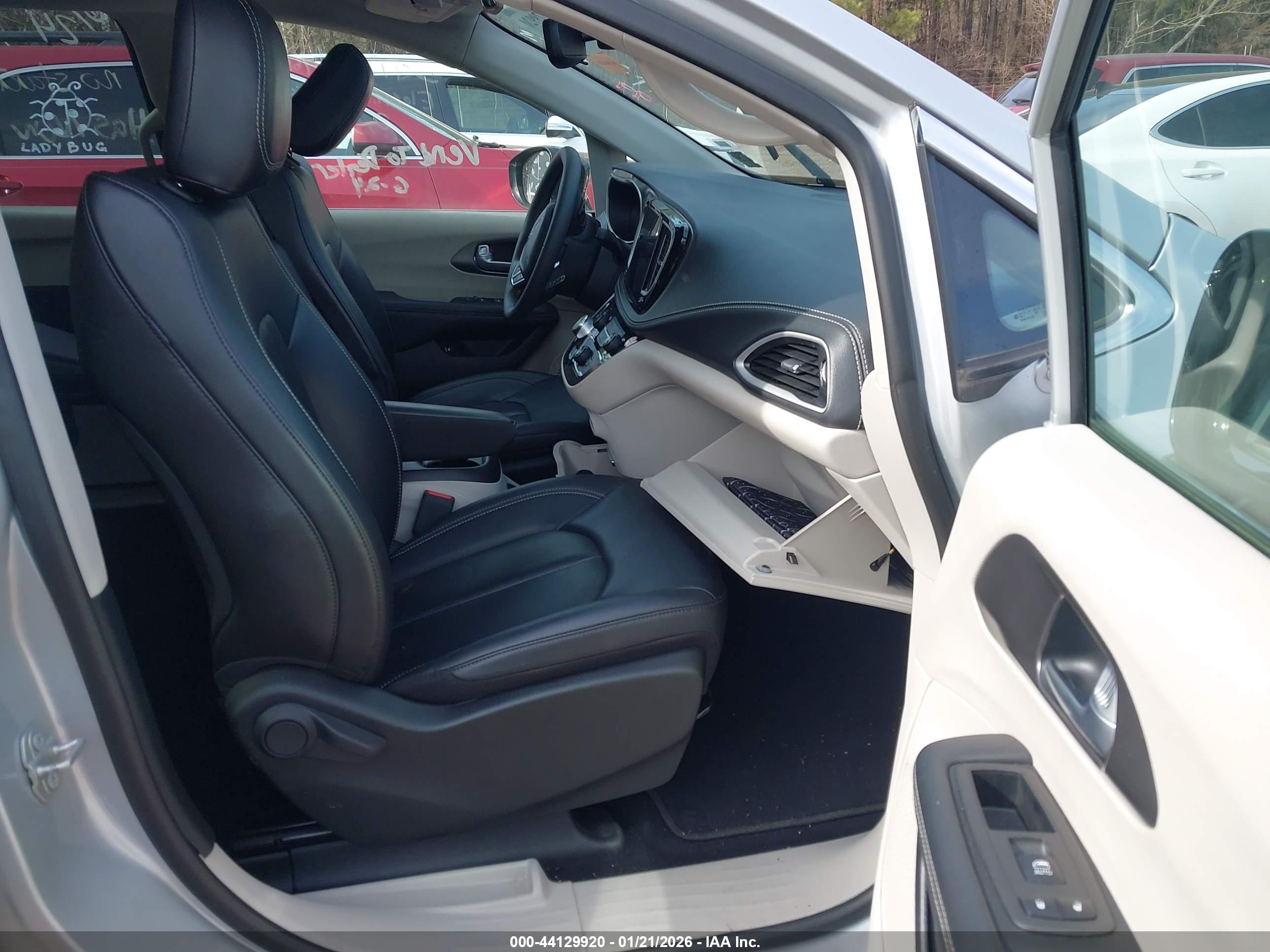 CHRYSLER PACIFICA image 5