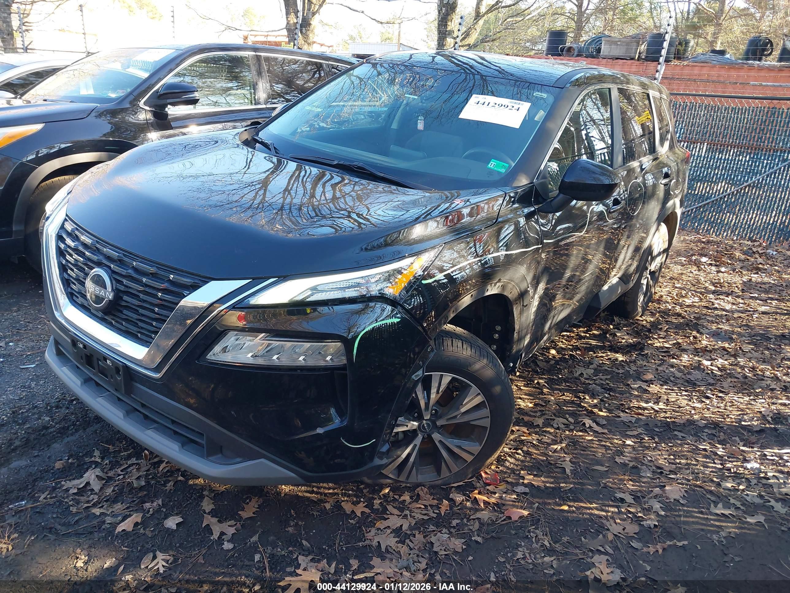 NISSAN ROGUE image 2