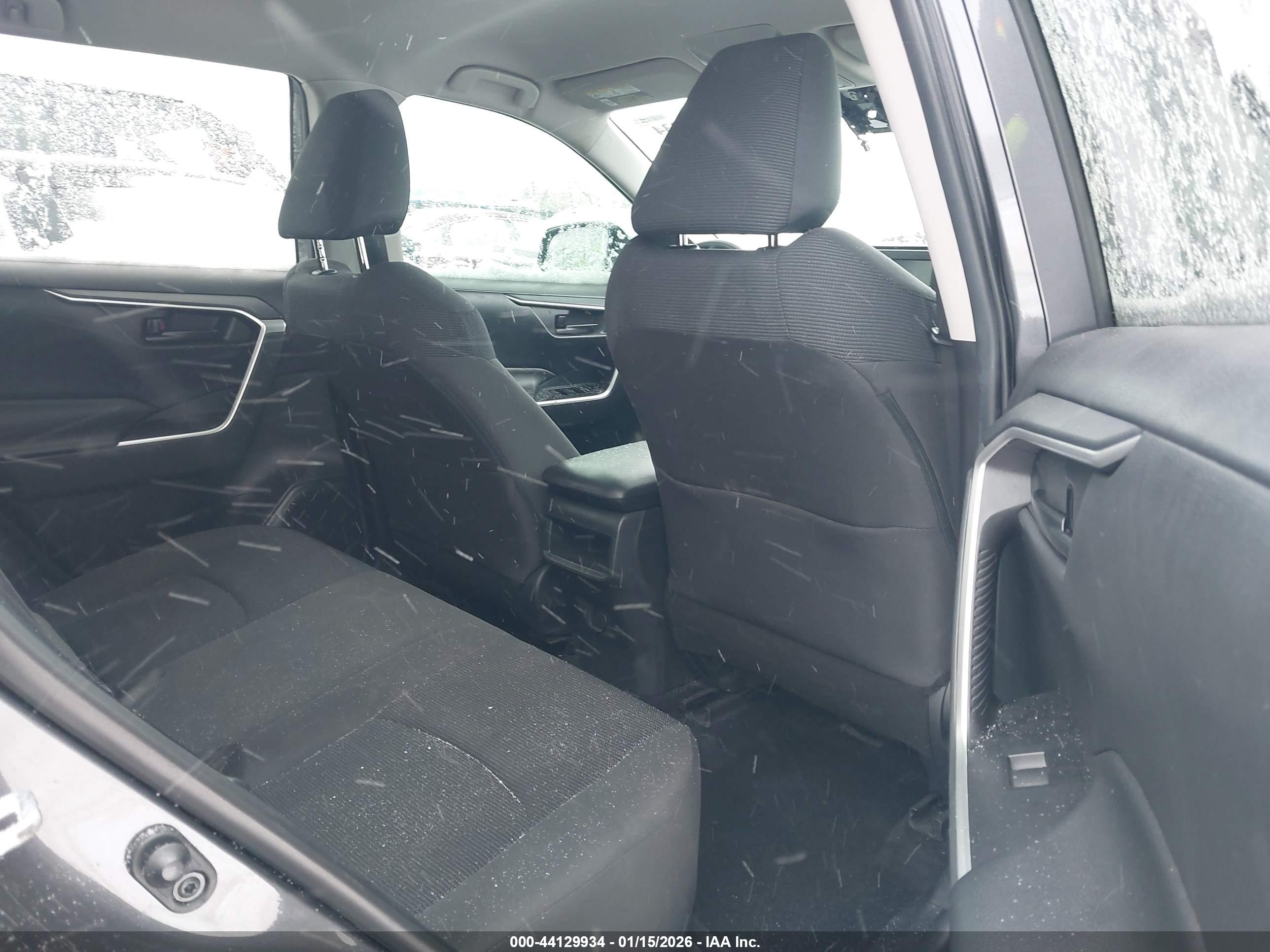 TOYOTA RAV4 image 8