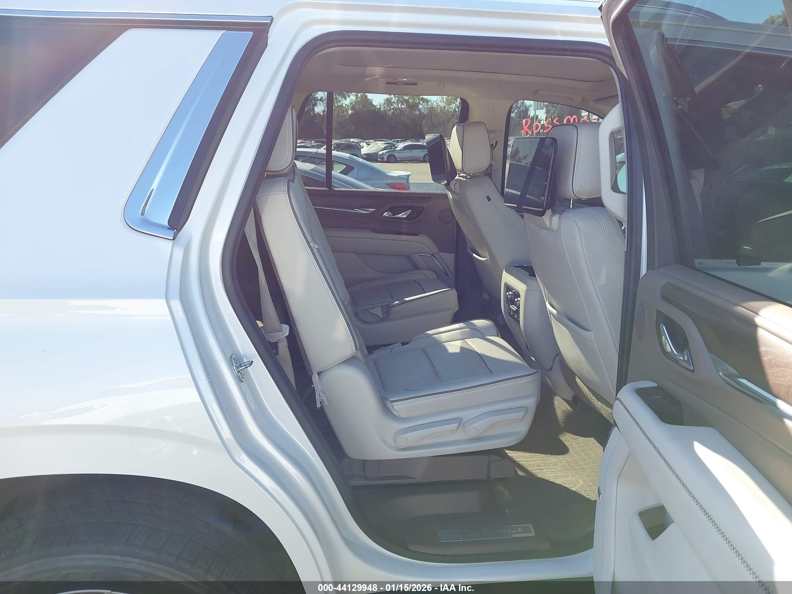 GMC YUKON image 8