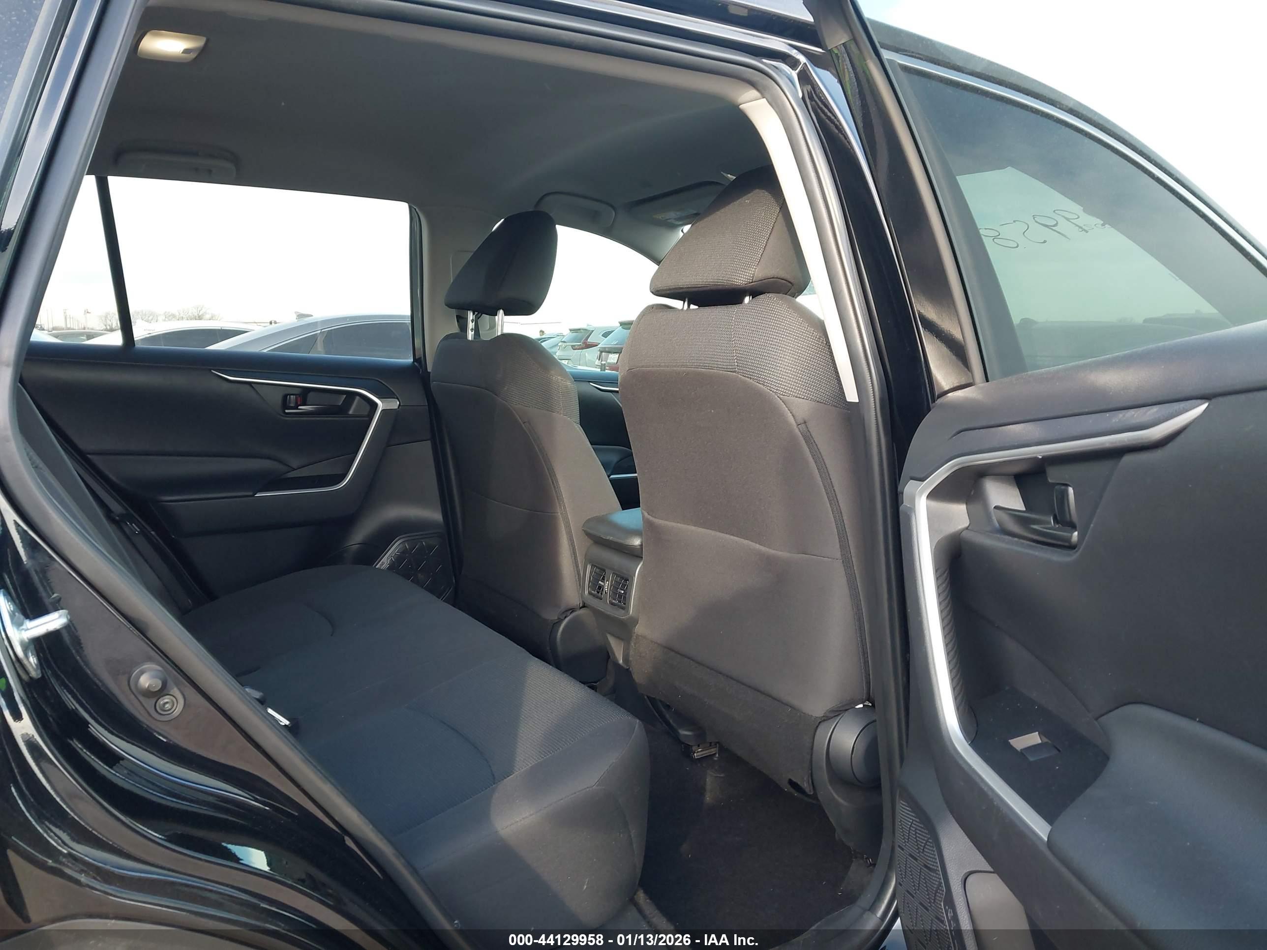 TOYOTA RAV4 image 8