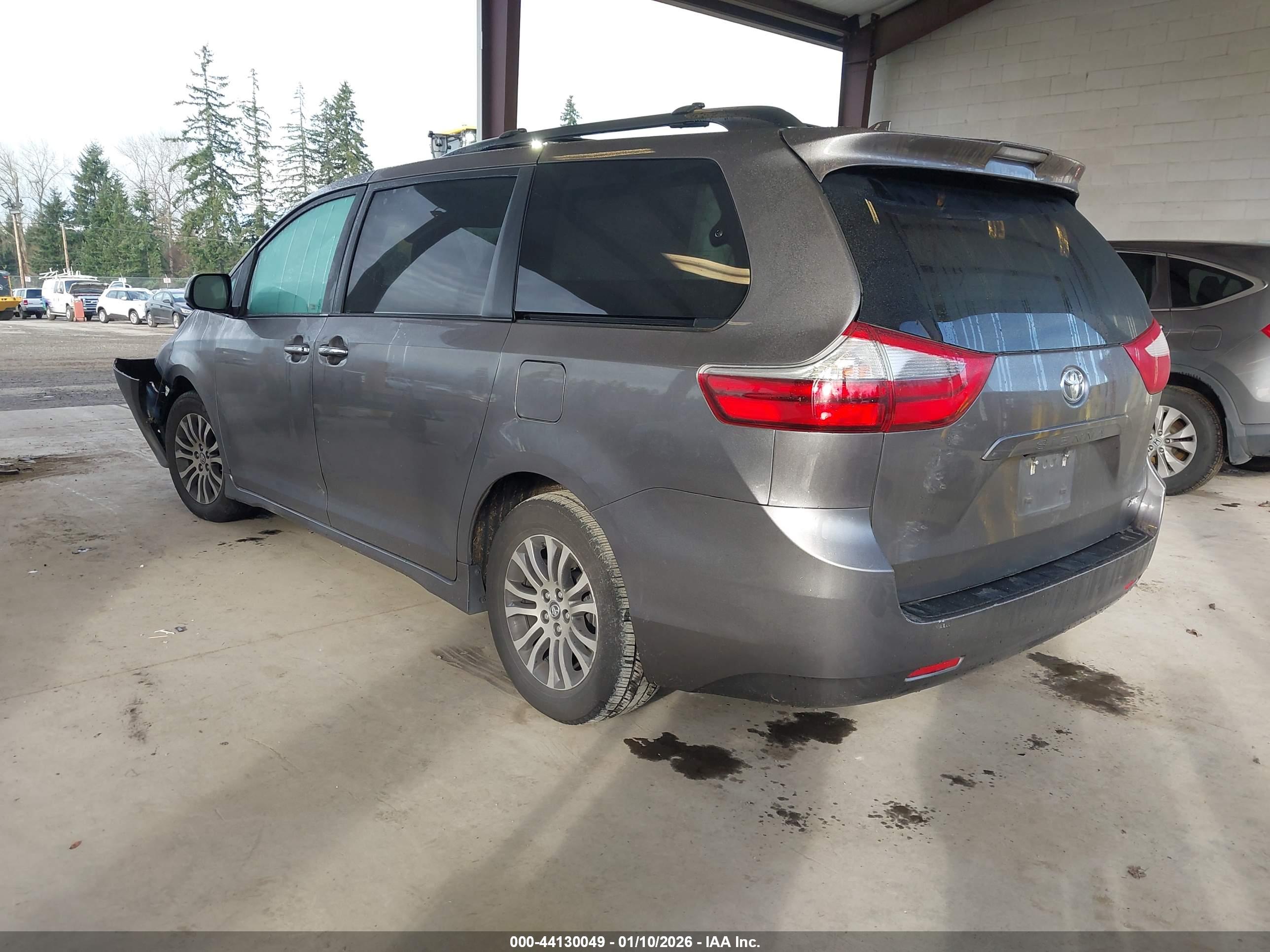 TOYOTA SIENNA image 3