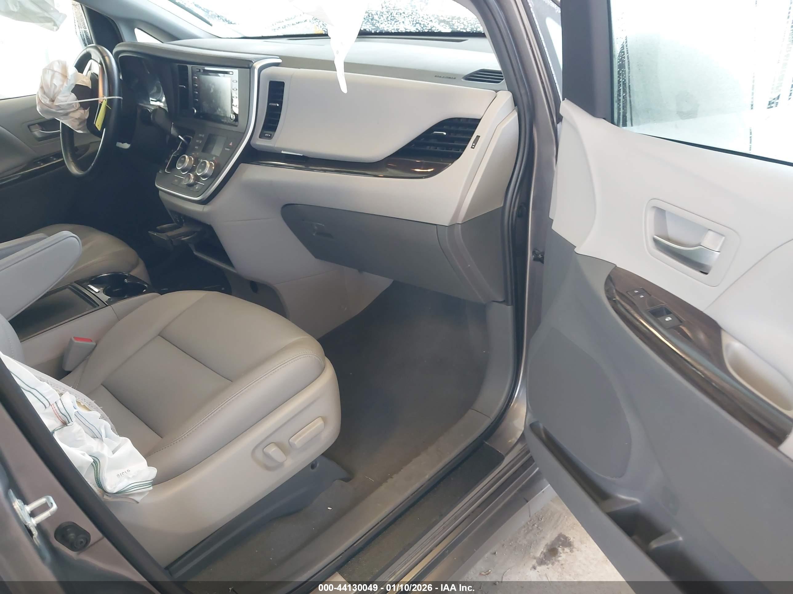 TOYOTA SIENNA image 5