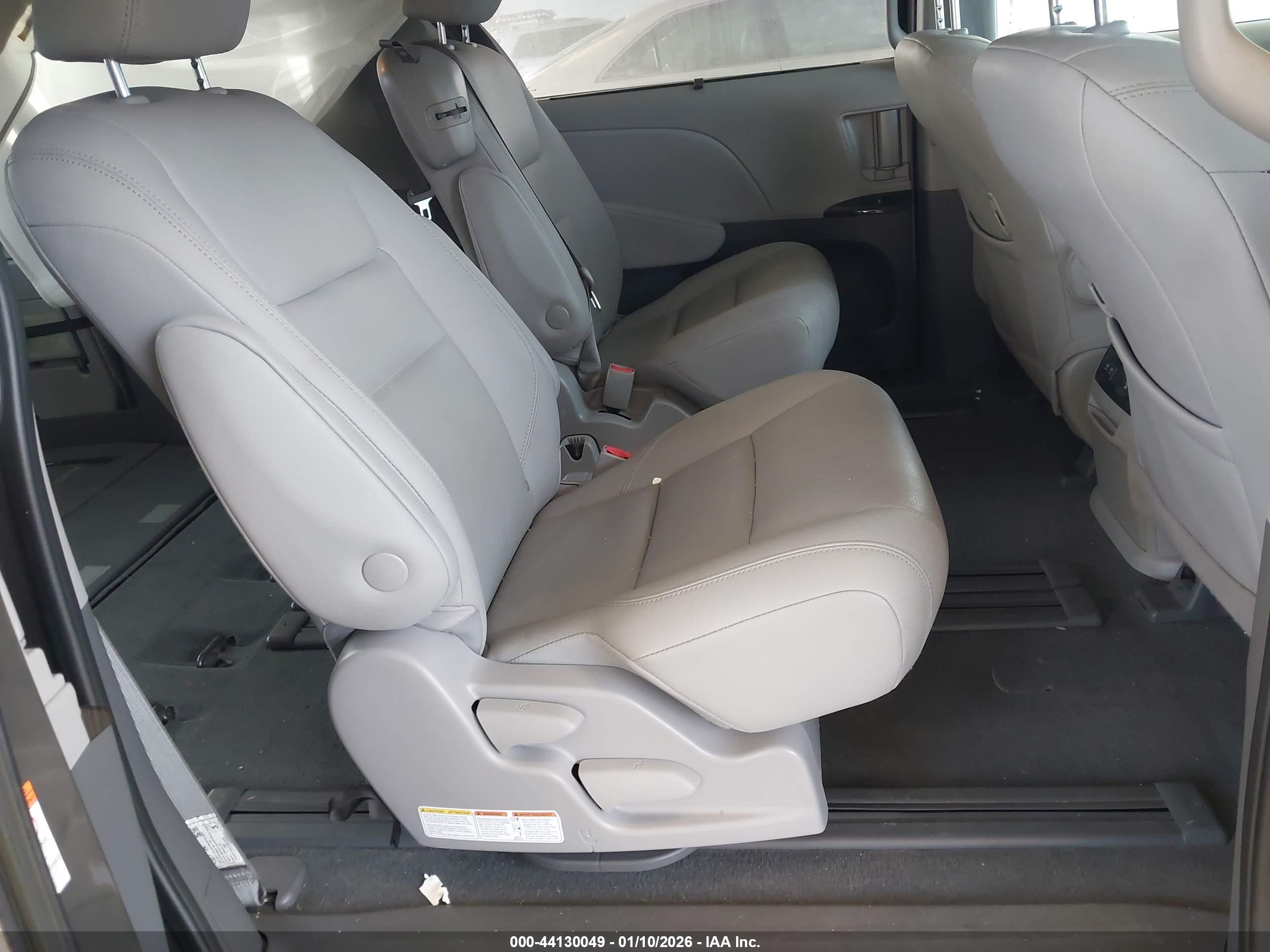 TOYOTA SIENNA image 8