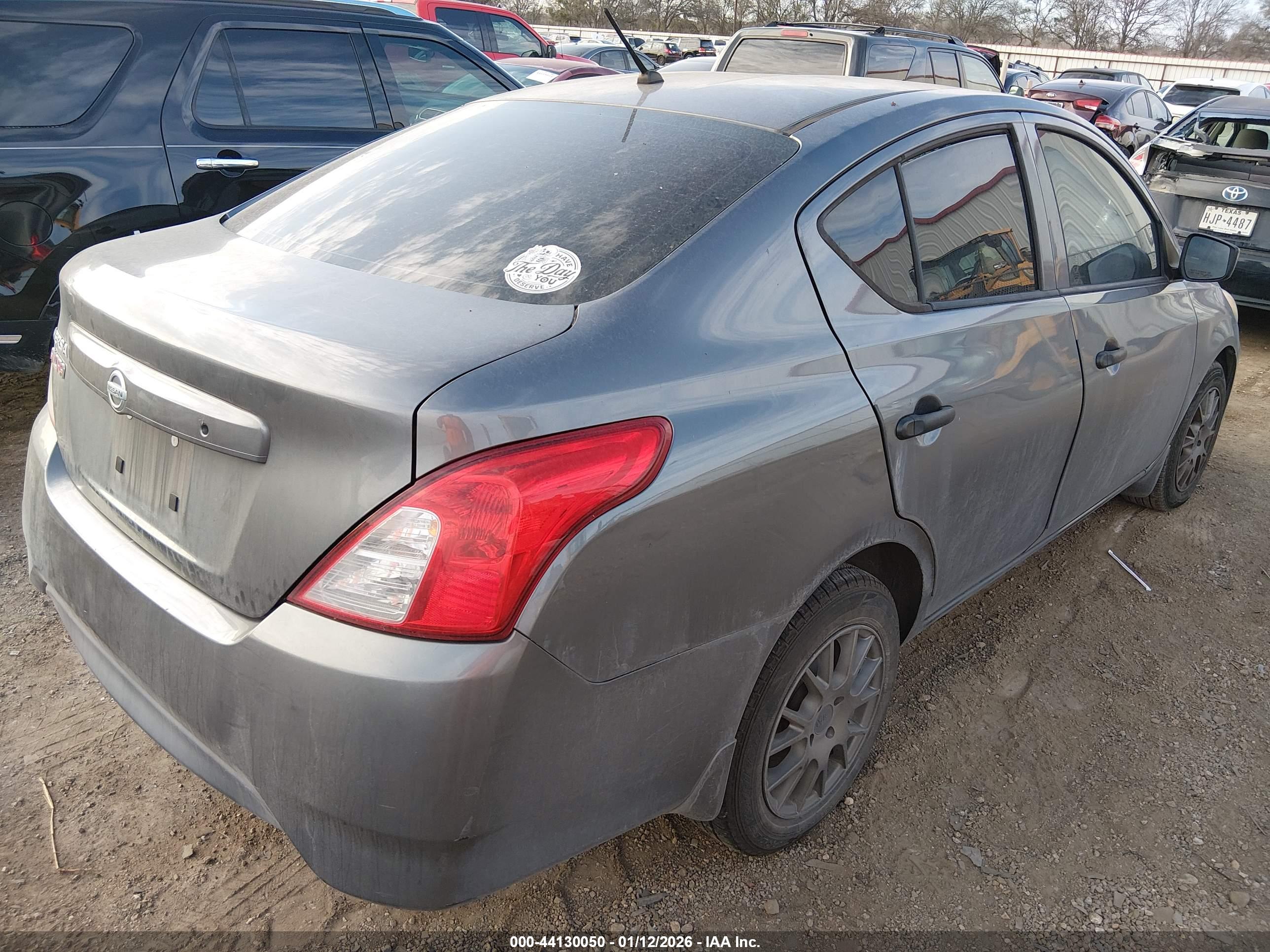 NISSAN VERSA image 4