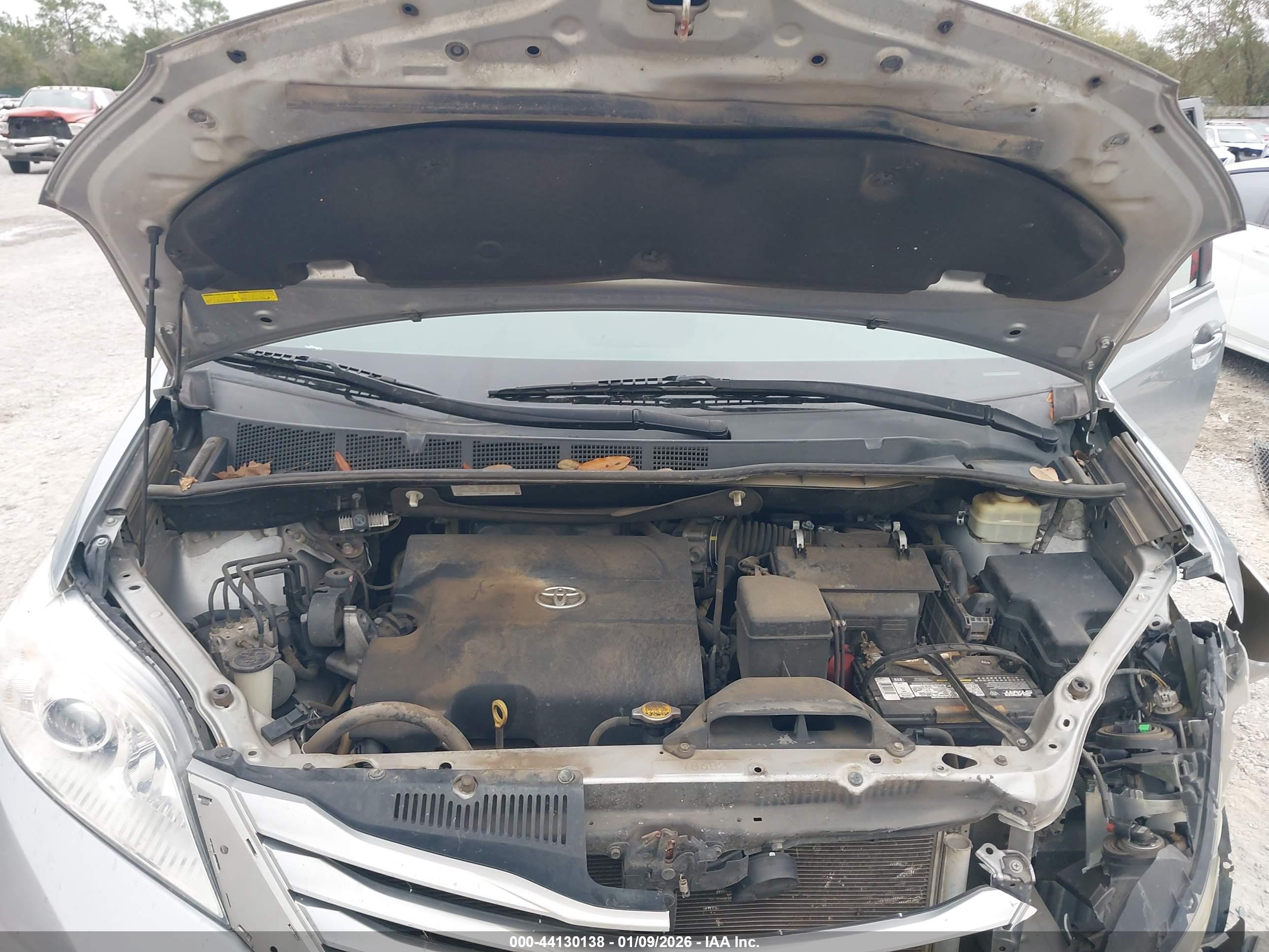 TOYOTA SIENNA image 10