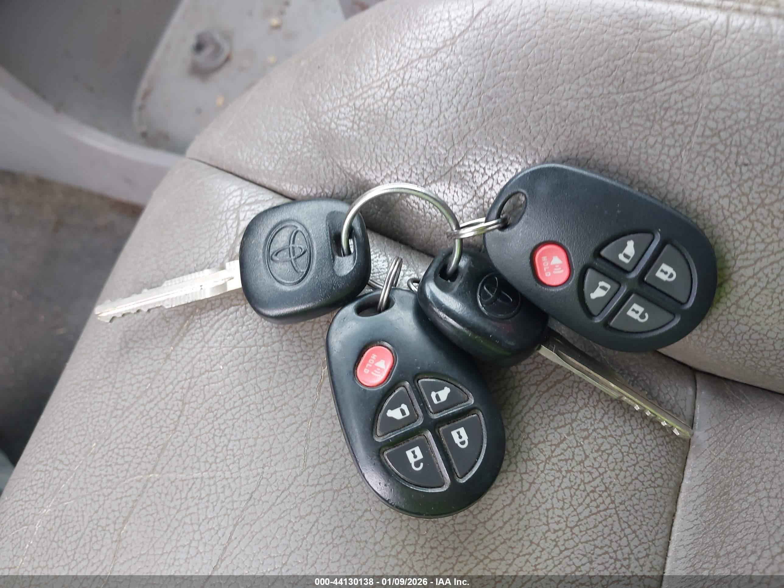 TOYOTA SIENNA image 11