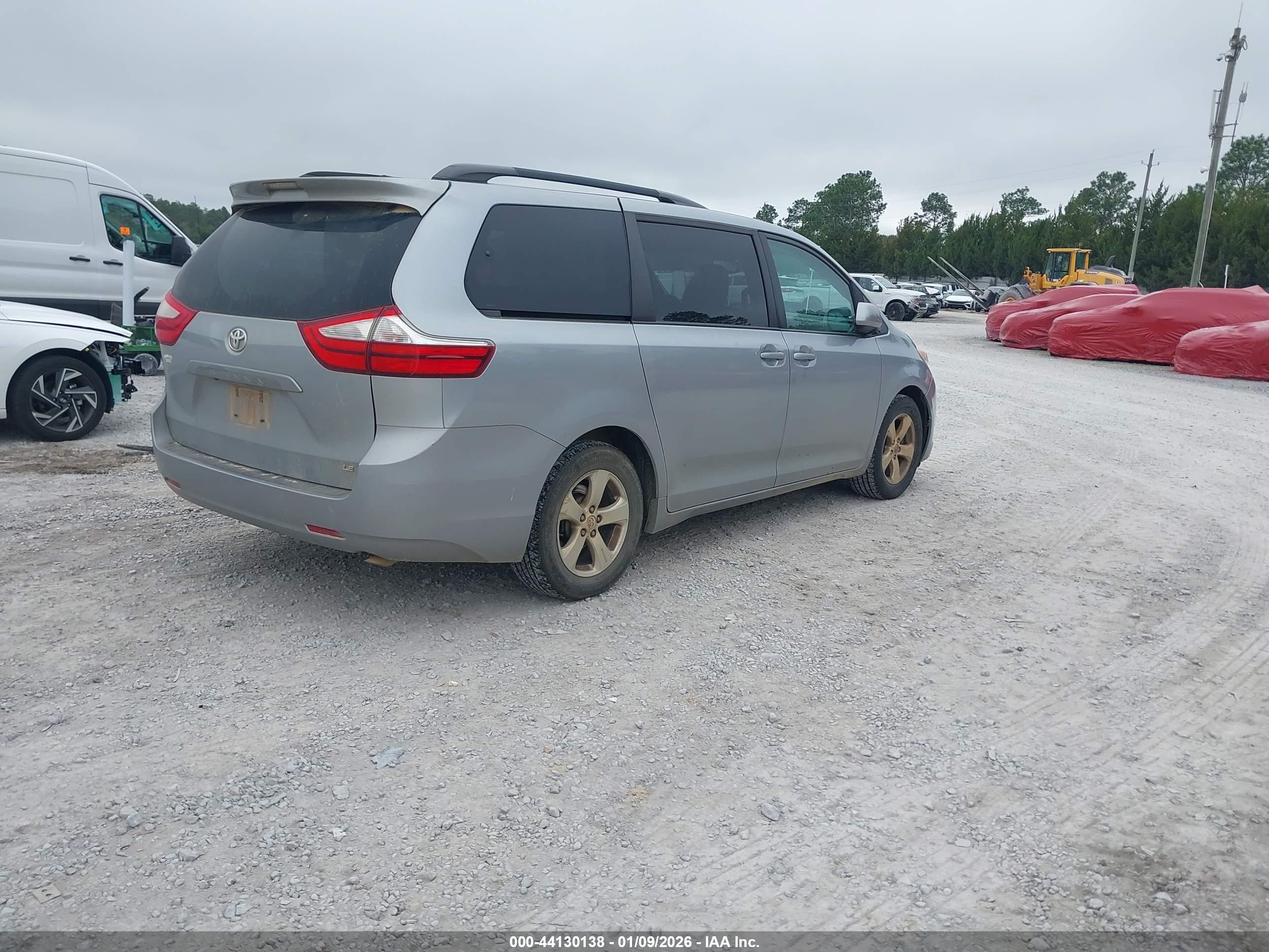 TOYOTA SIENNA image 4