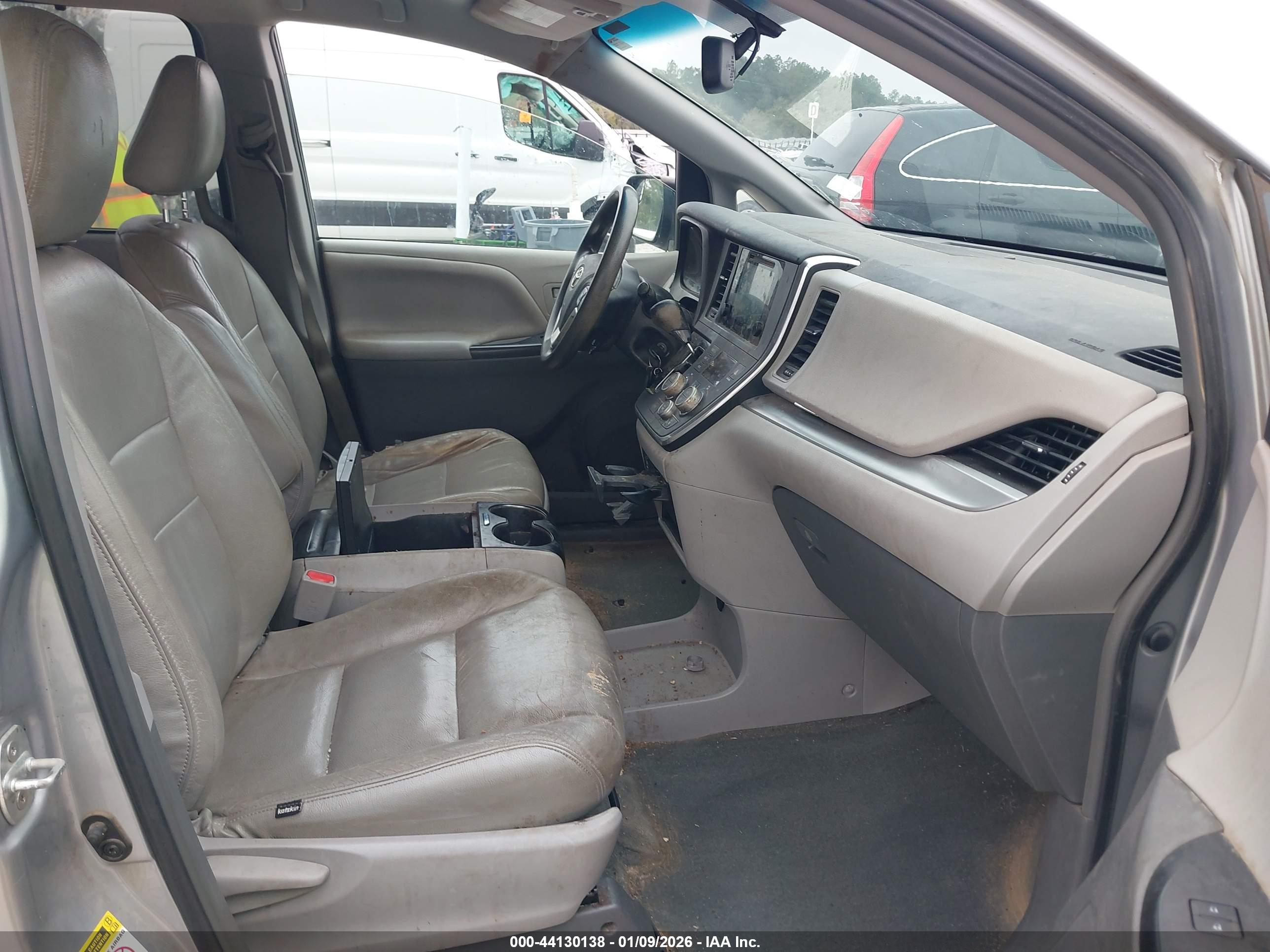 TOYOTA SIENNA image 5