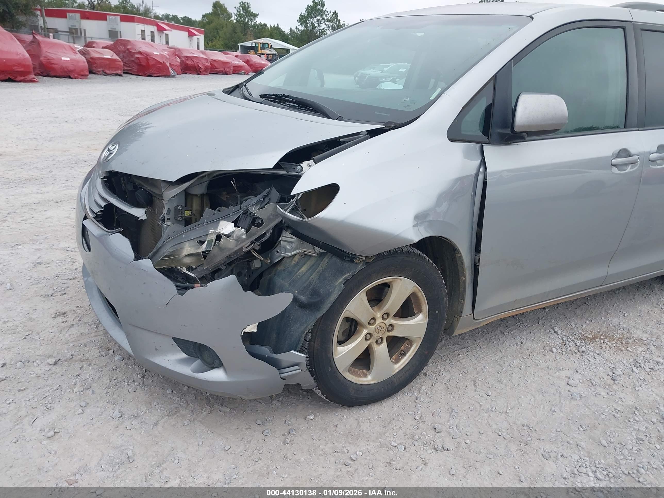 TOYOTA SIENNA image 6