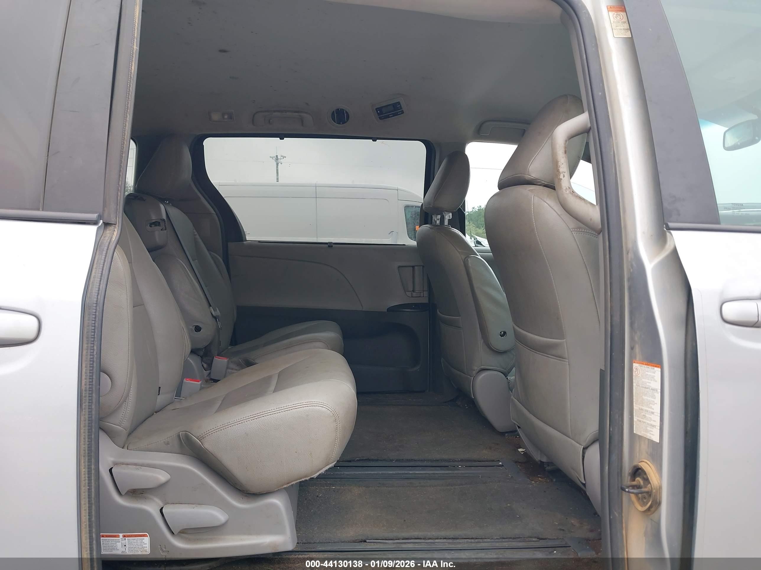 TOYOTA SIENNA image 8