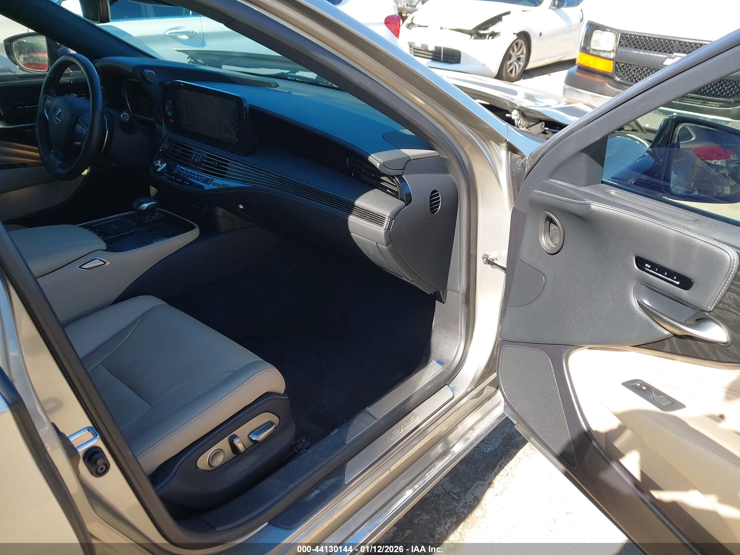 LEXUS LS image 5