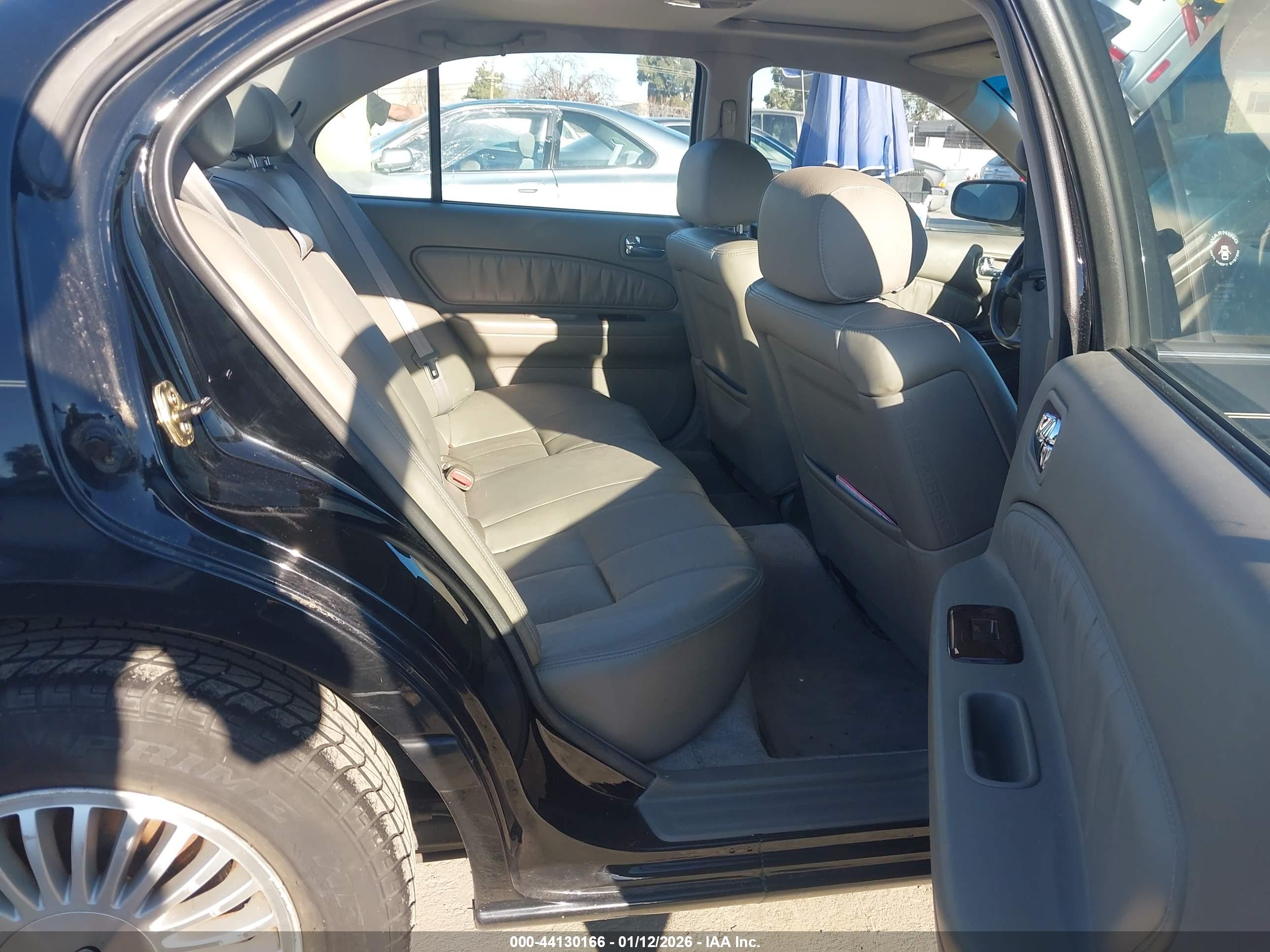 INFINITI I30 image 8